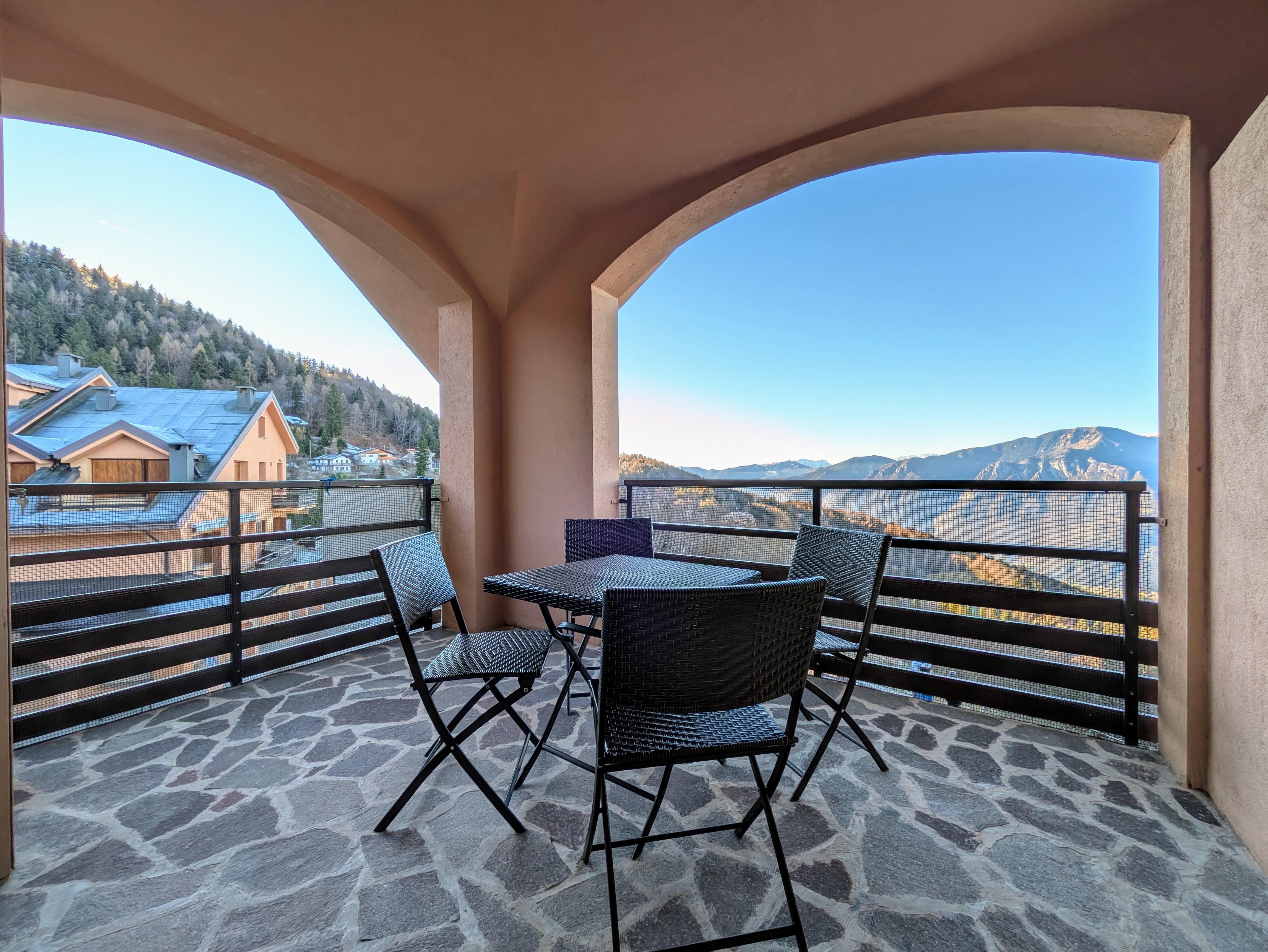 Trilocale con grande terrazzo vista valle