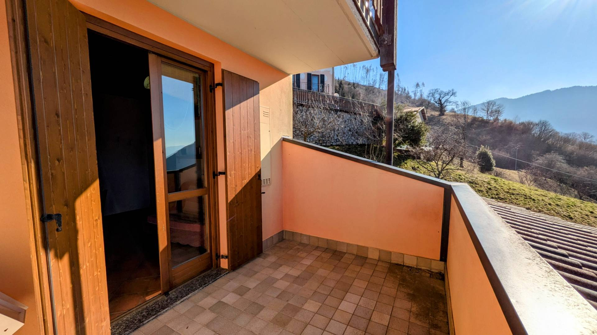 Bilocale con terrazzo vista lago, giardino e box auto