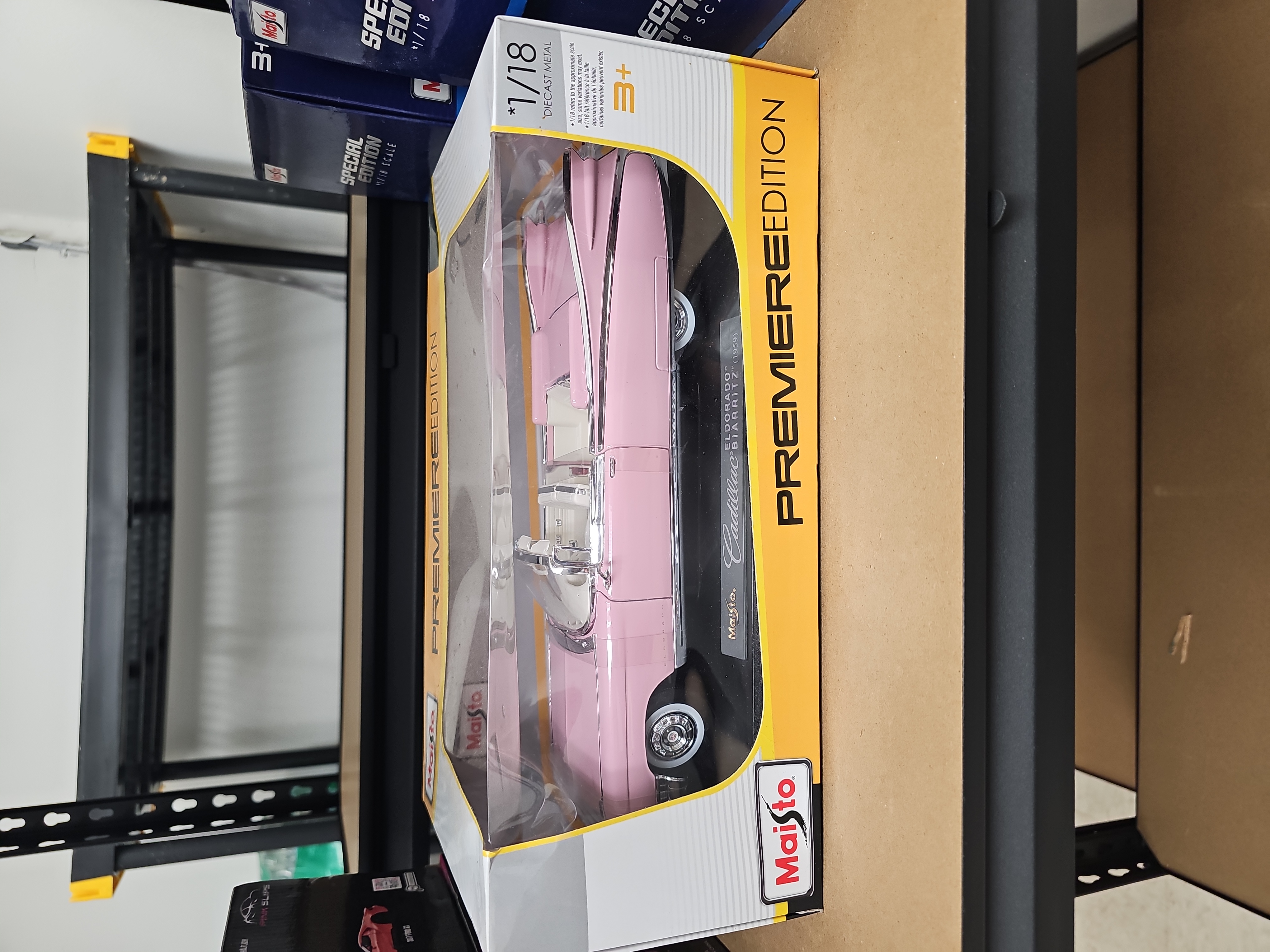 Maisto 1:18 Scale Pink Convertible Diecast Car