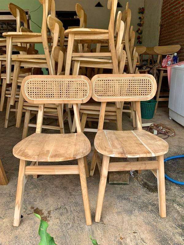 Kursi kayu anyaman rotan