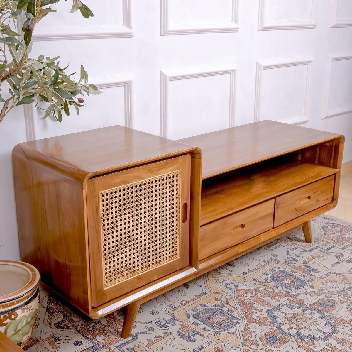 Lemari TV kayu minimalis