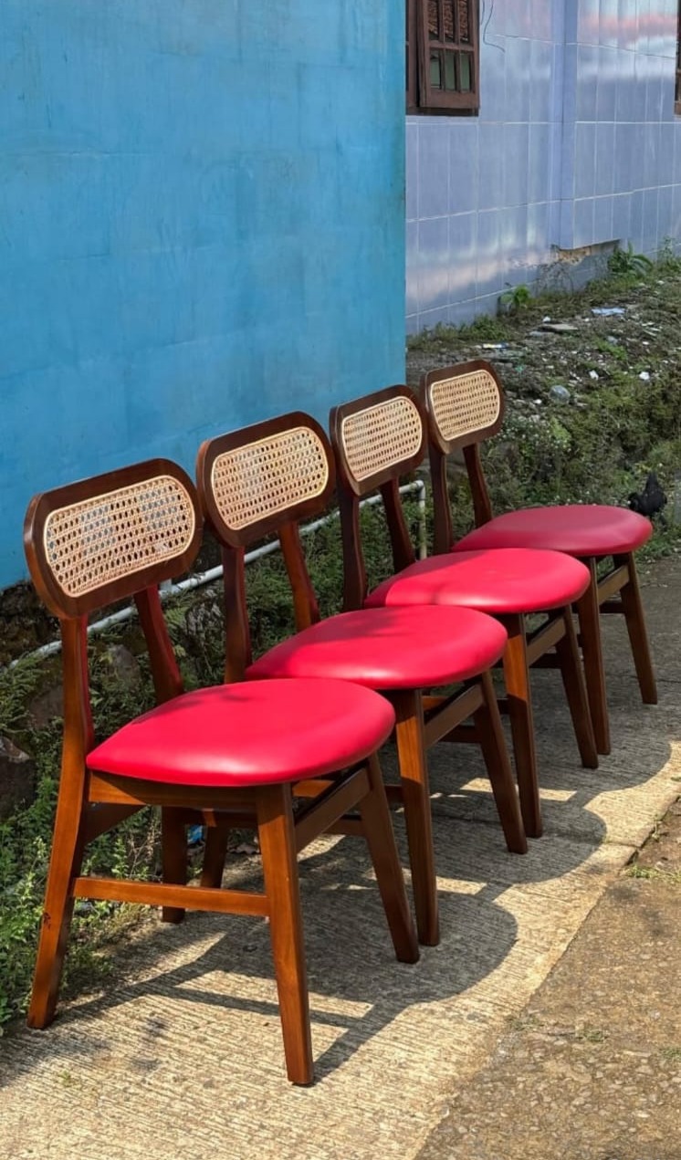 Kursi kayu anyaman rotan