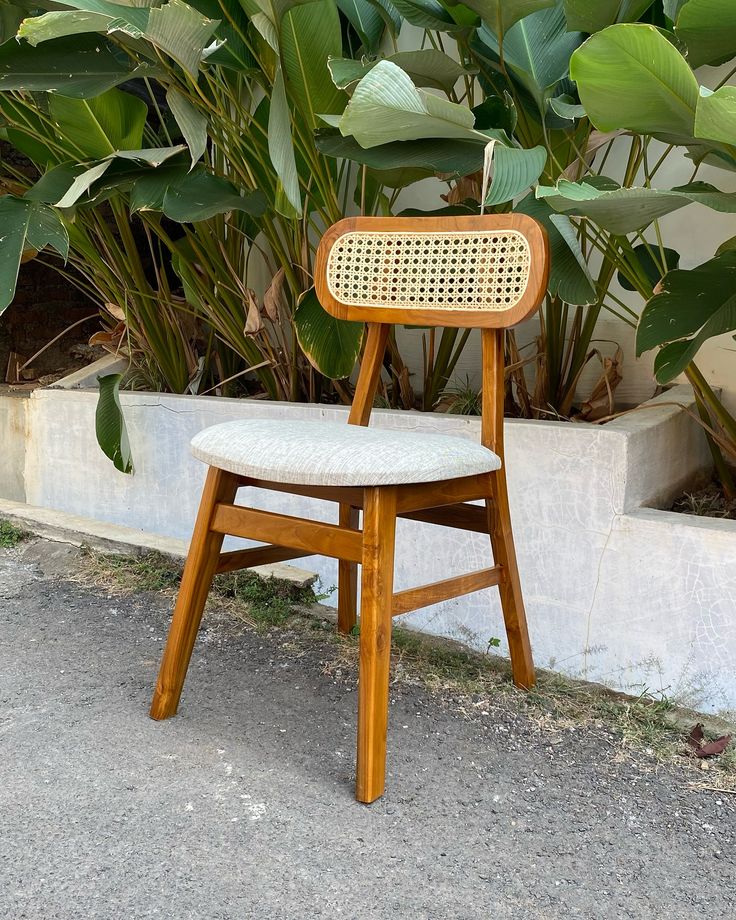 Kursi kayu anyaman rotan