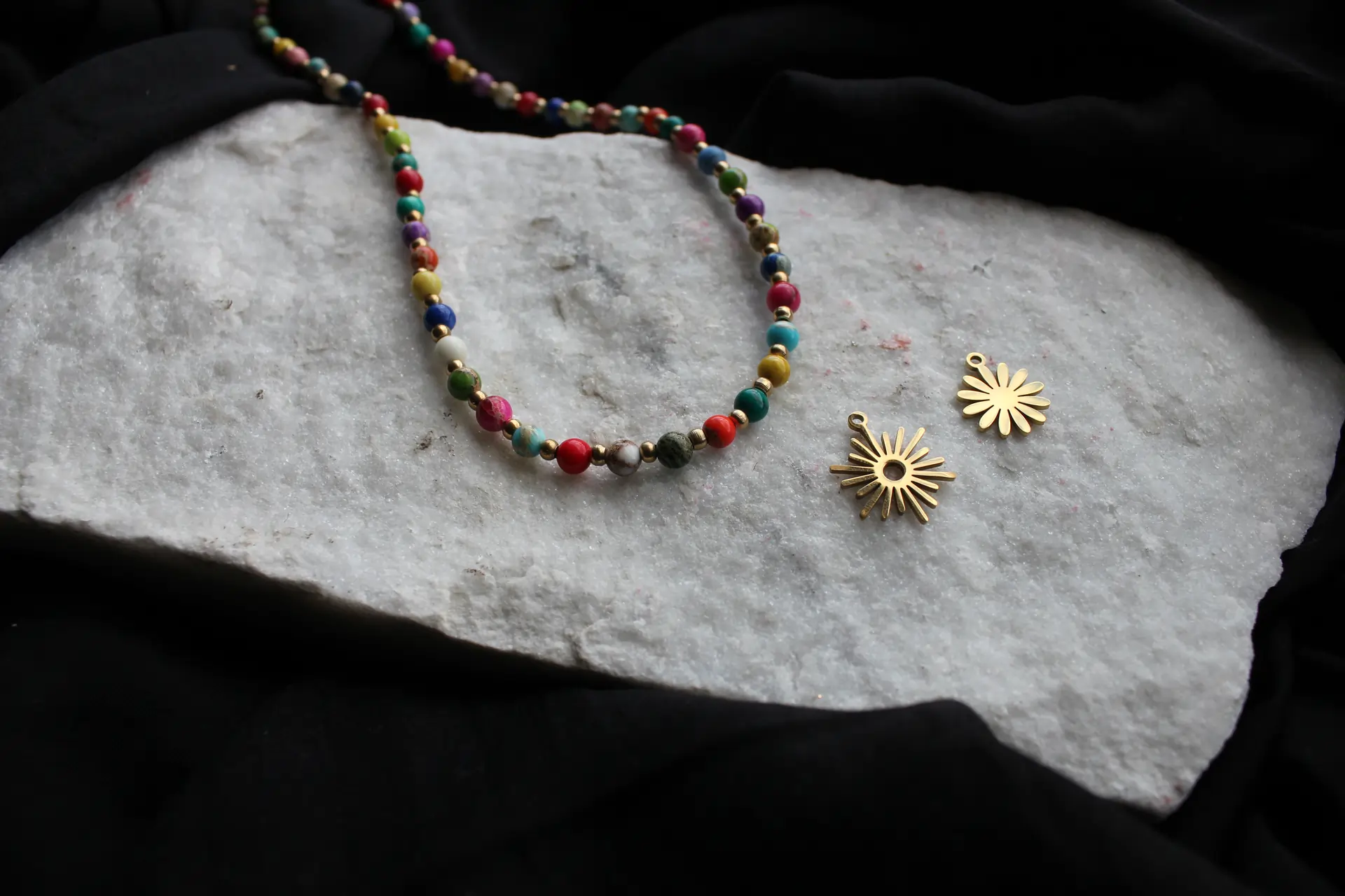 Perlenkette bunt gold