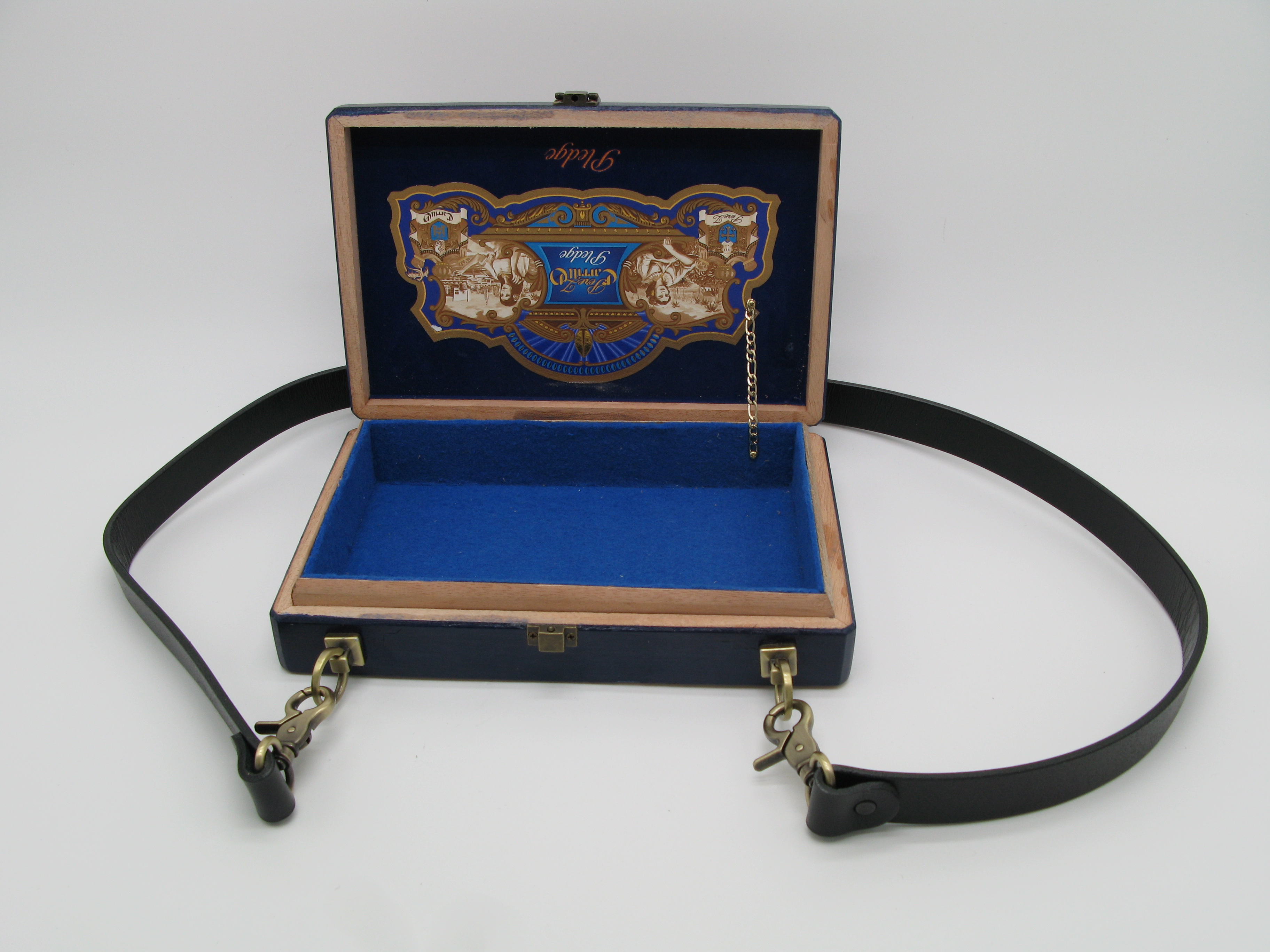 Vintage-themed shoulder box bag