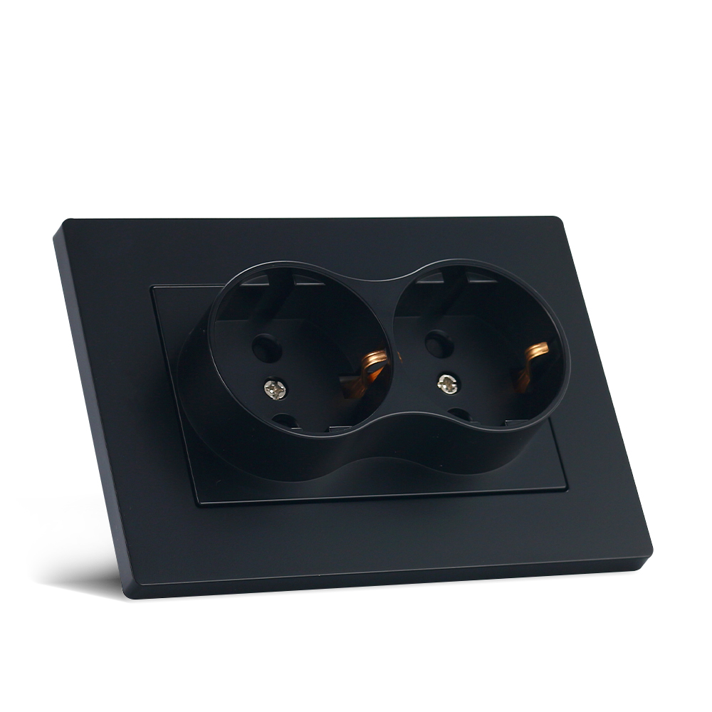 Dobbel stikkontakt i veggen