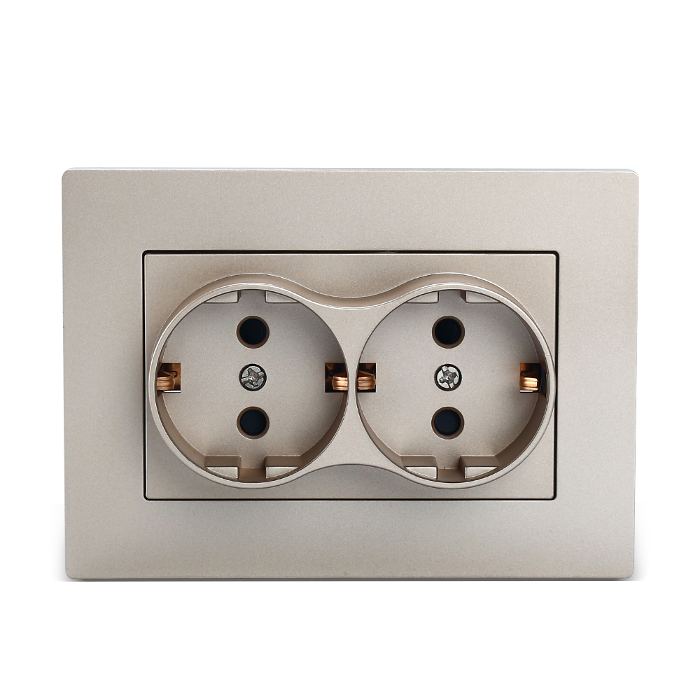 Dobbel stikkontakt i veggen