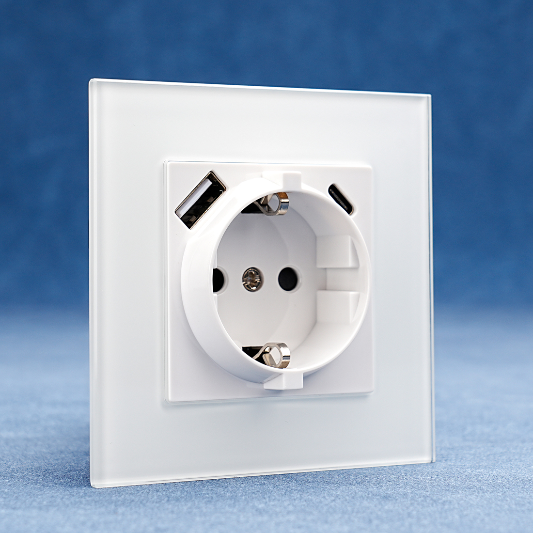 Moderne vegguttak med USB-porter