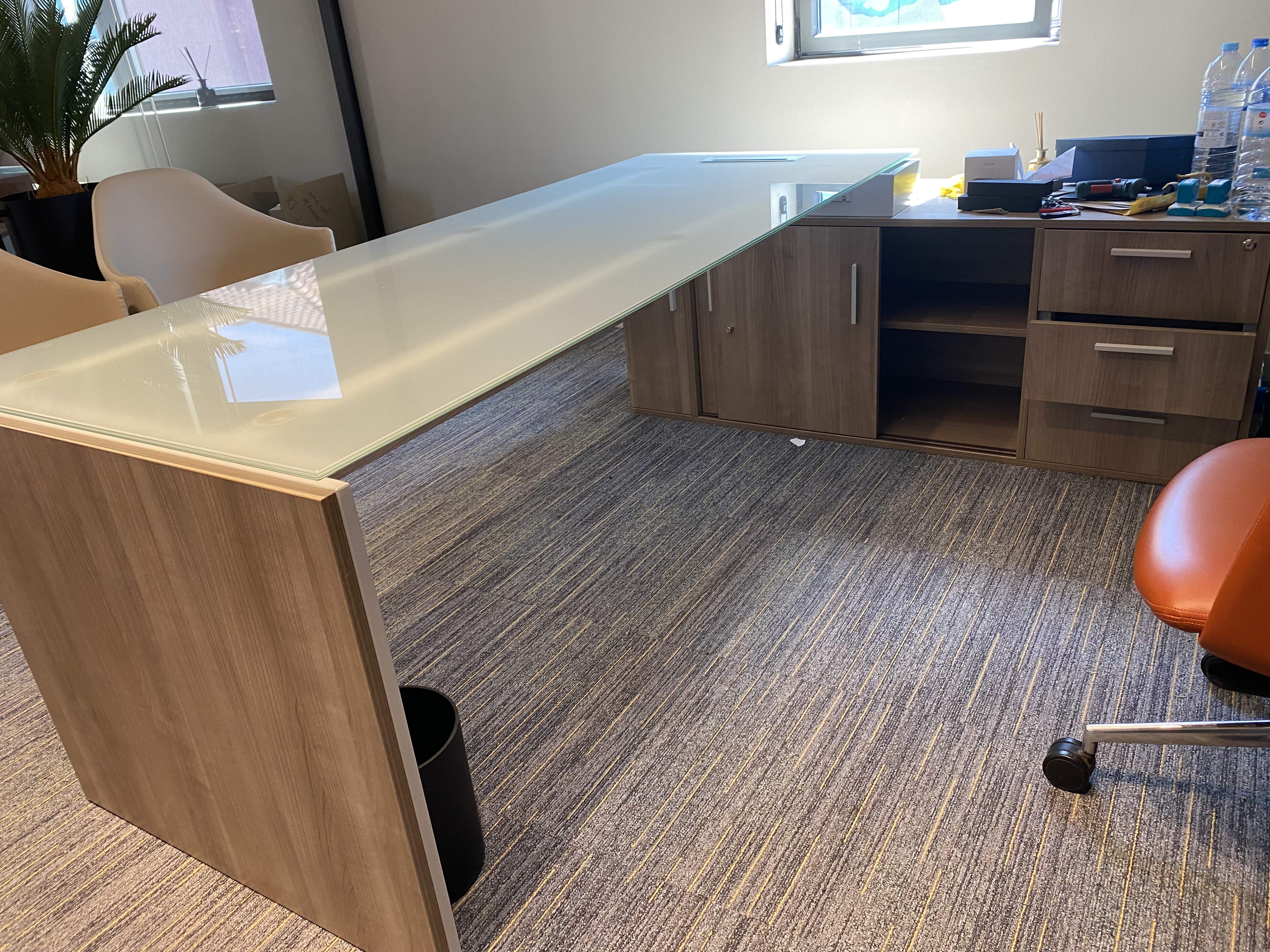 Mesa de escritório com tampo de vidro