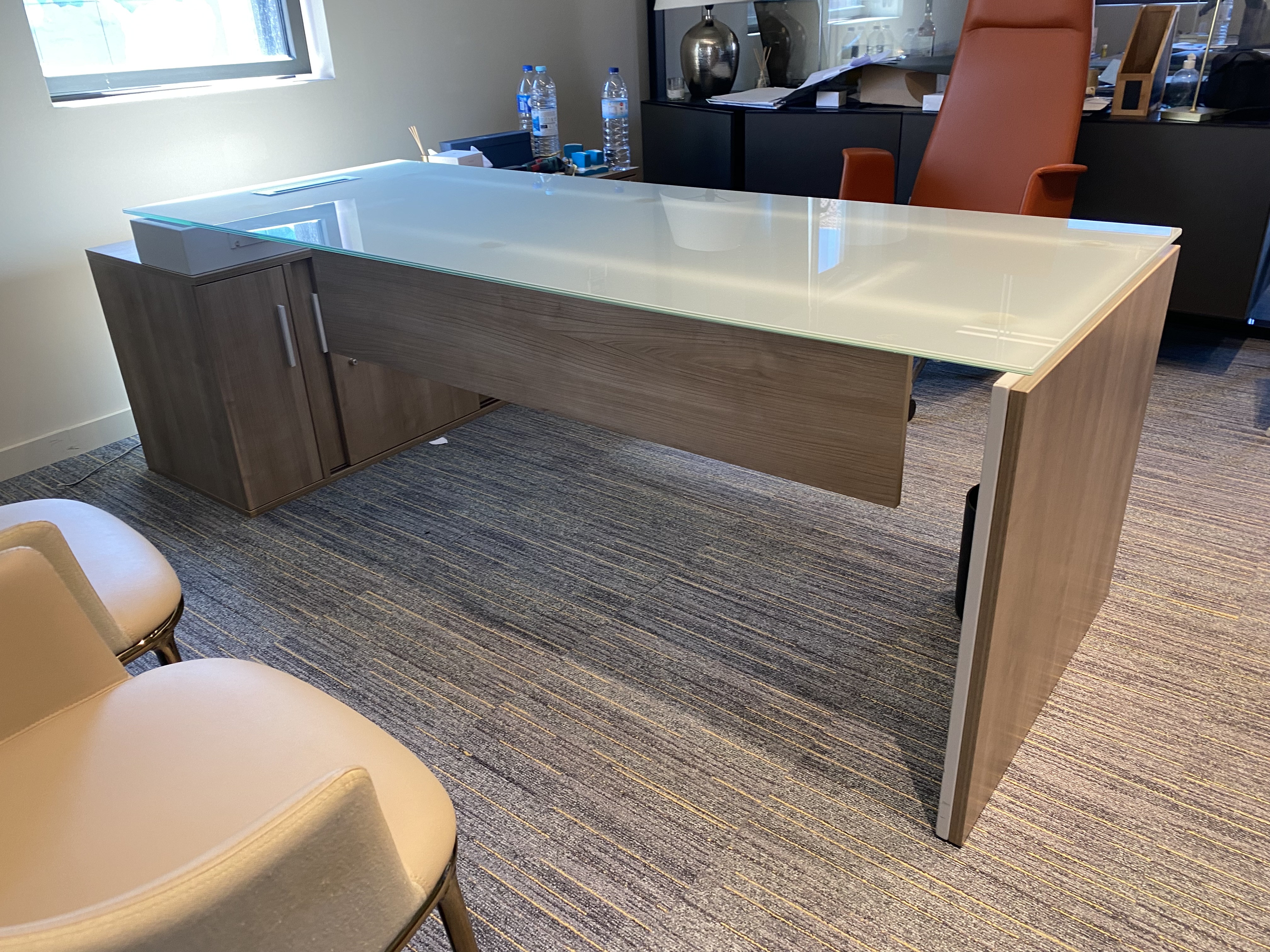 Mesa de escritório com tampo de vidro
