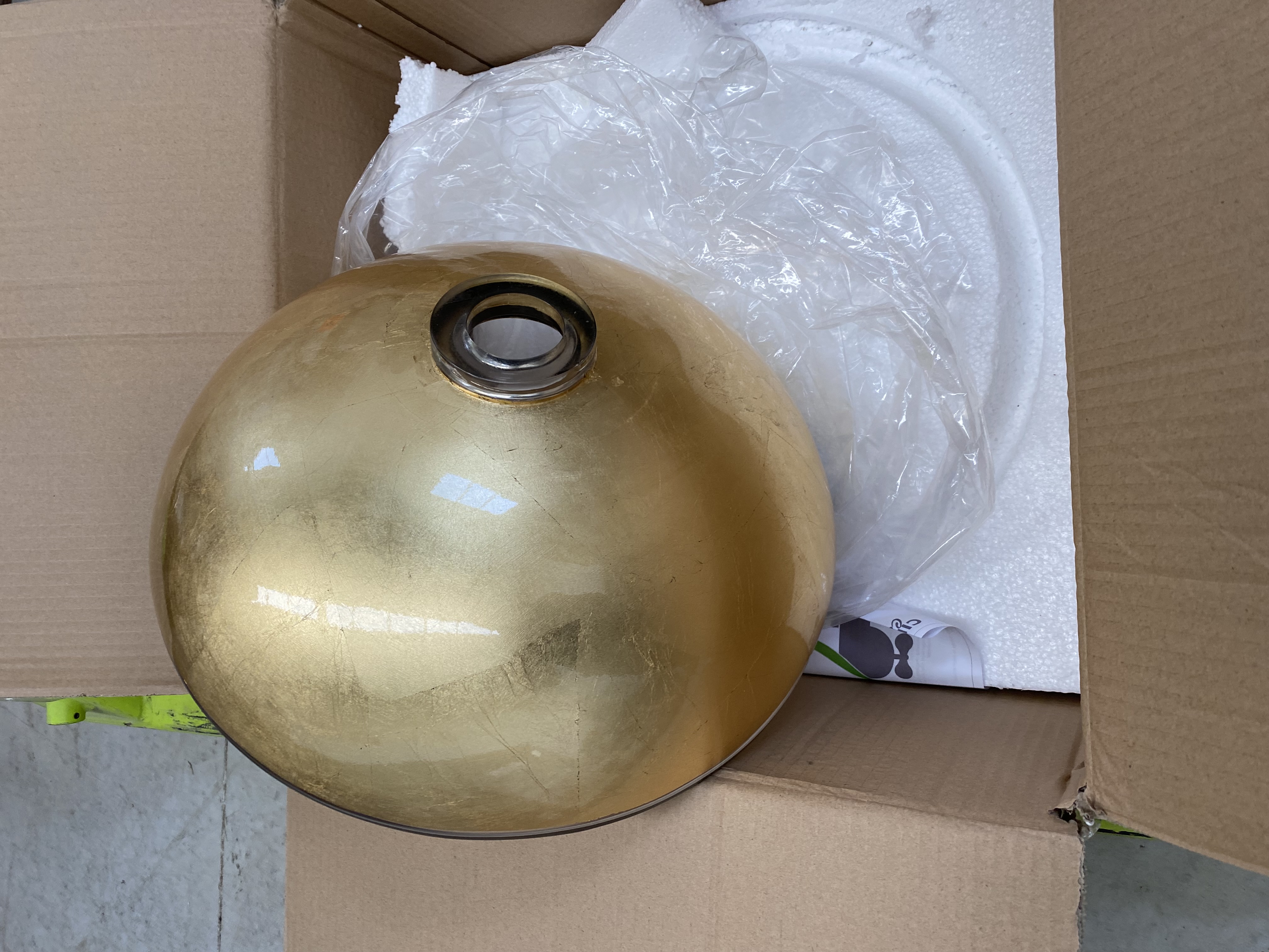 Lavatório de resina dourado