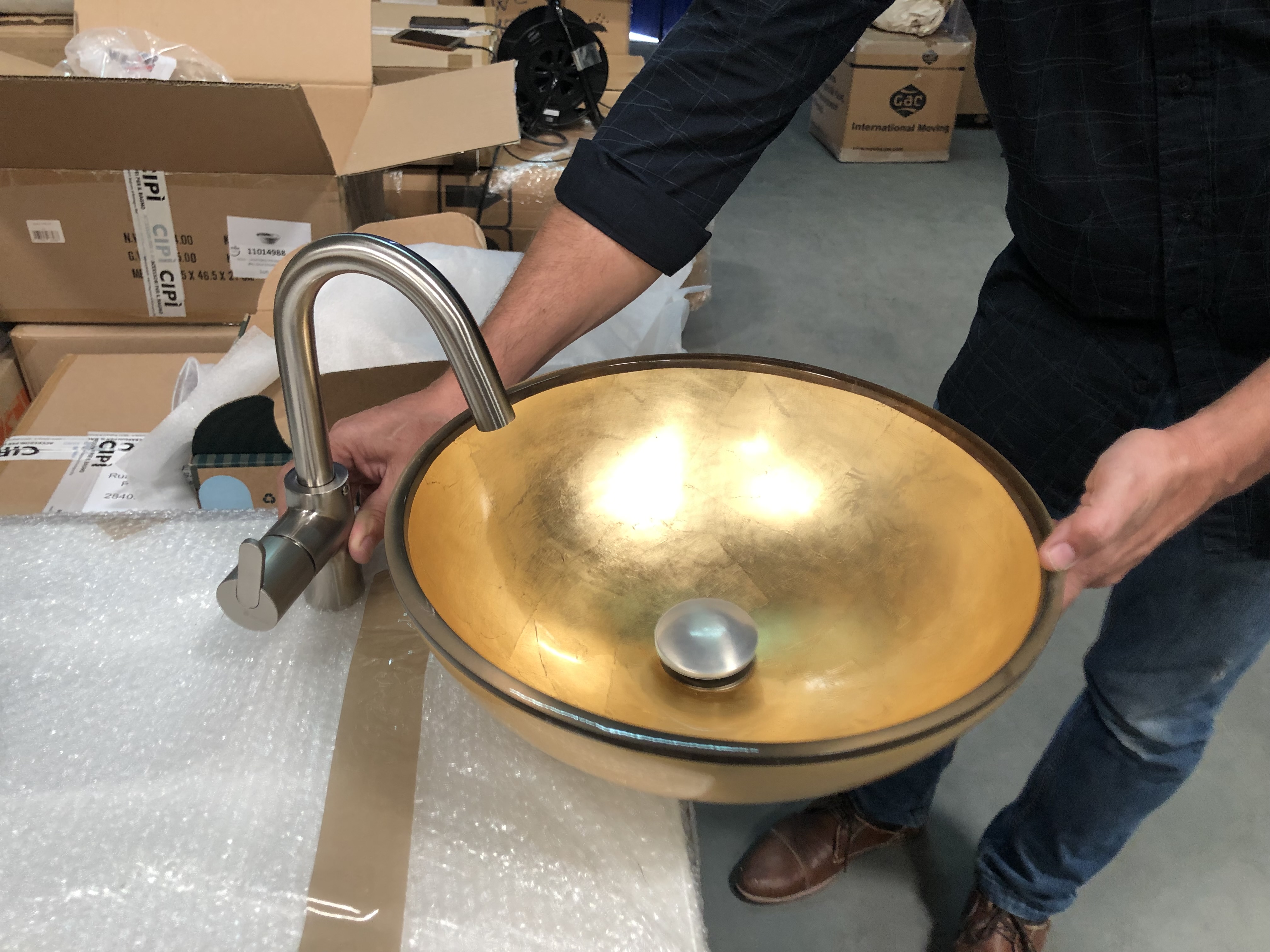 Lavatório de resina dourado