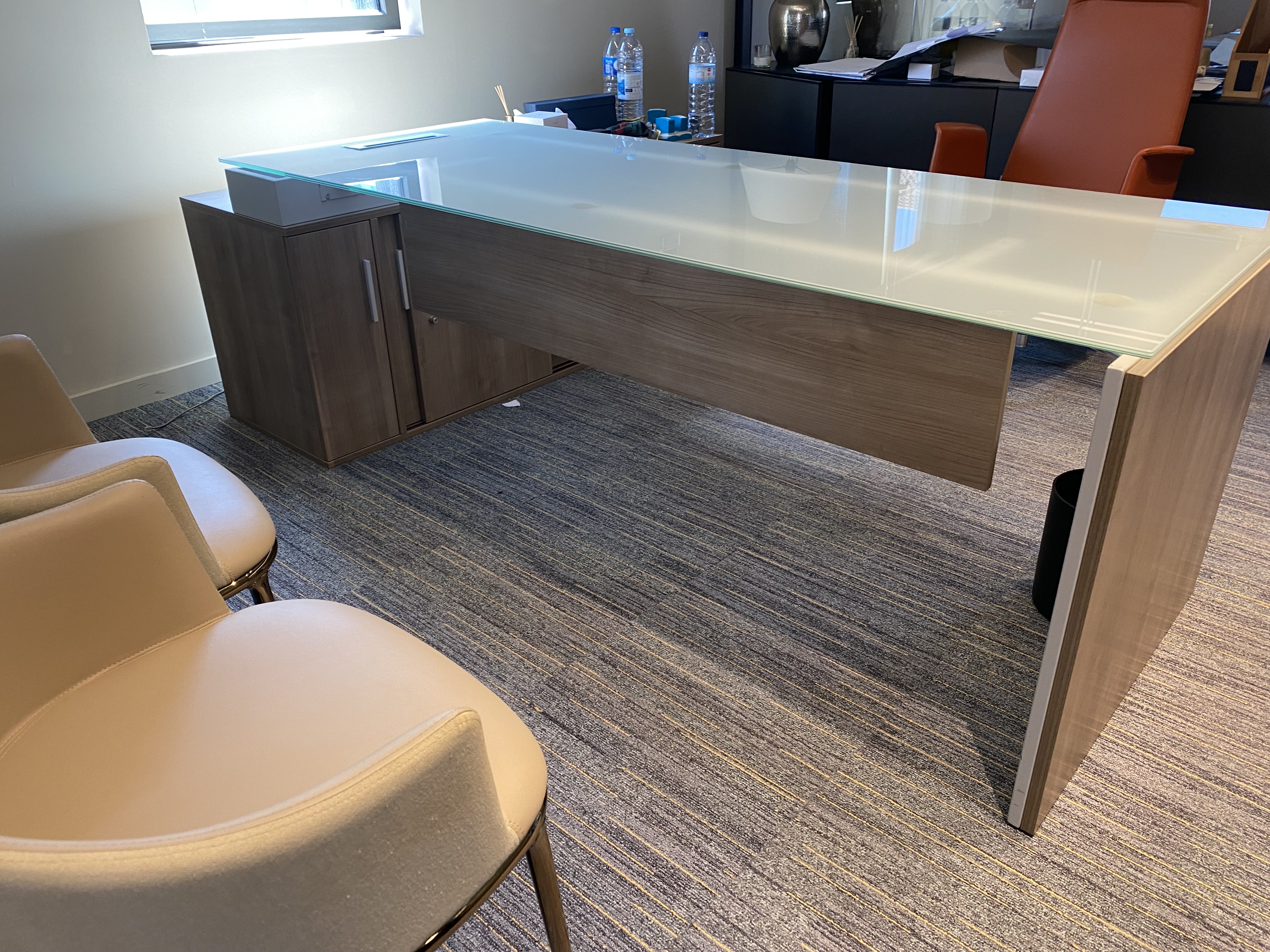 Mesa de escritório com tampo de vidro