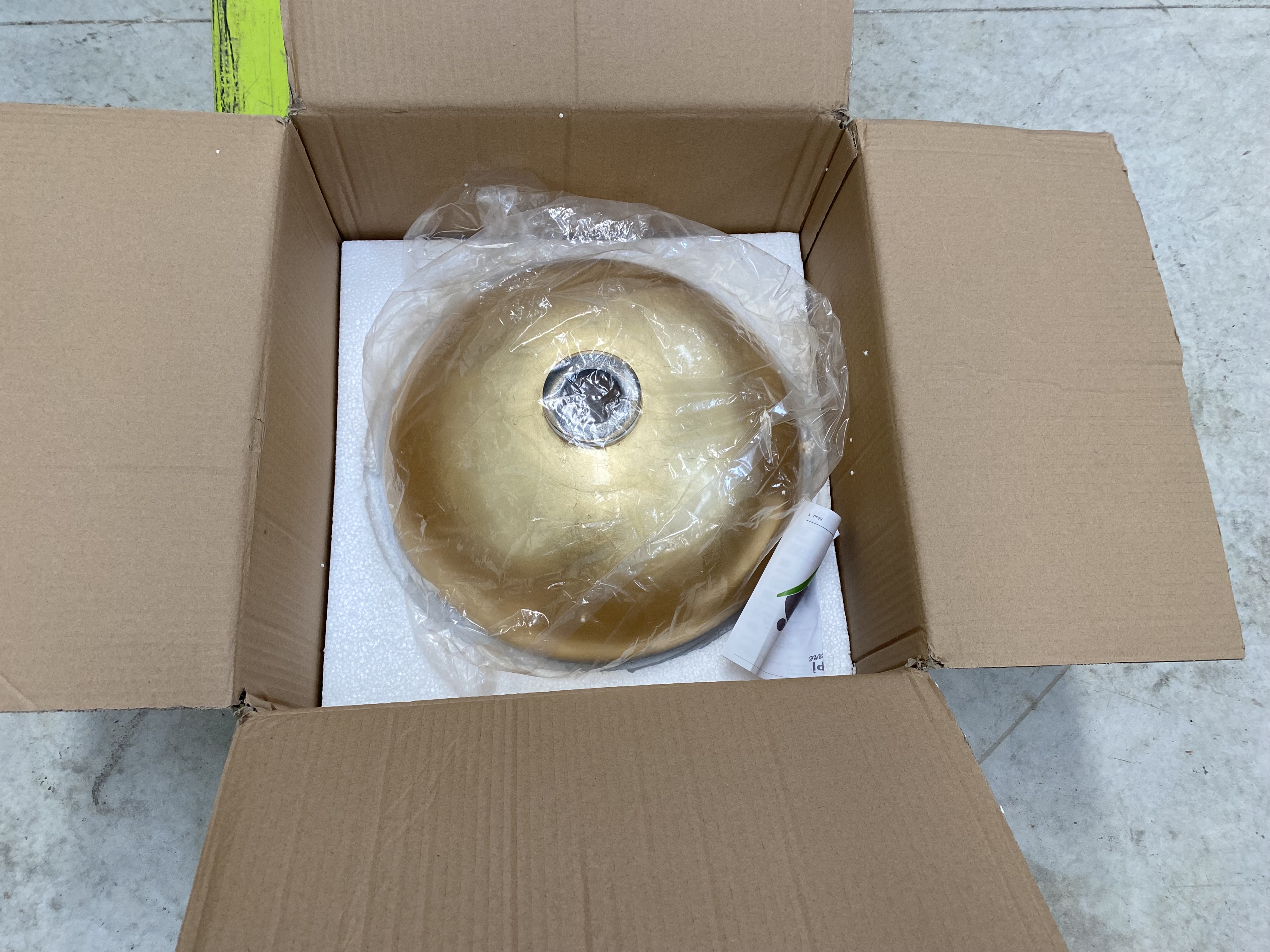 Lavatório de resina dourado