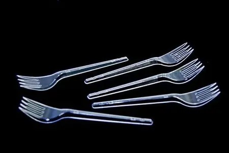 Garfo de plástico transparente