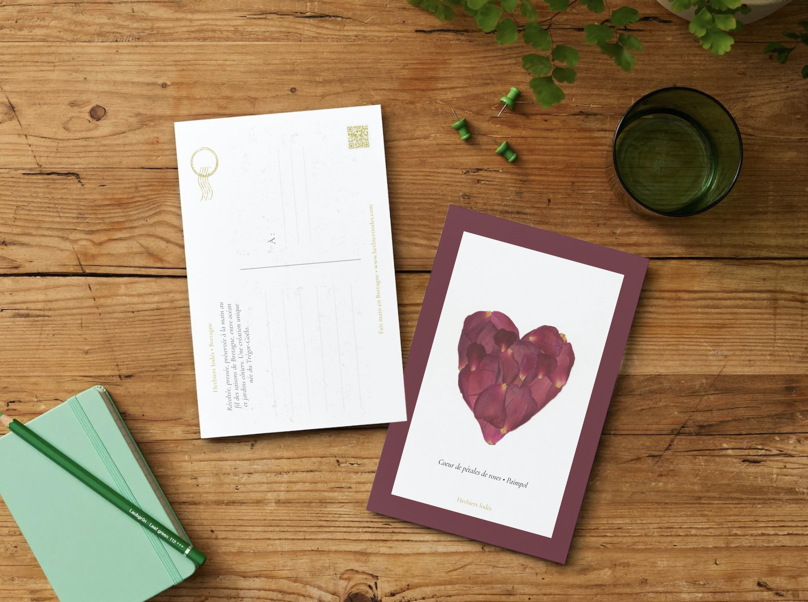 Carte postale "Coeur en pétales de roses"