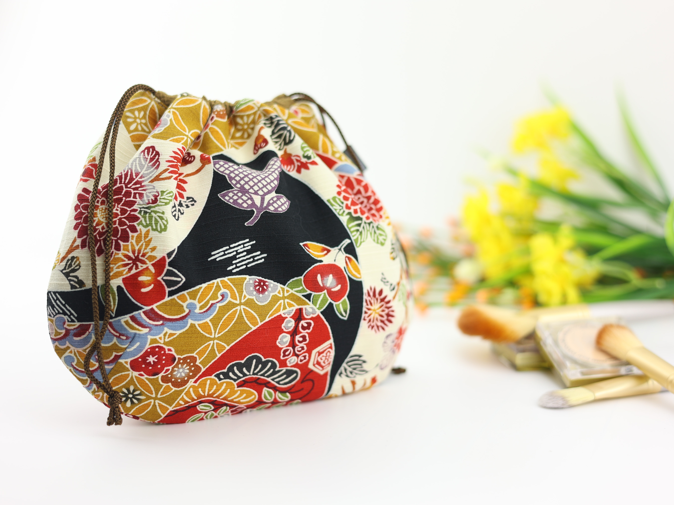 Japanese Retro Motif Pouch – Colorful Drawstring Bag with Kimono Pattern