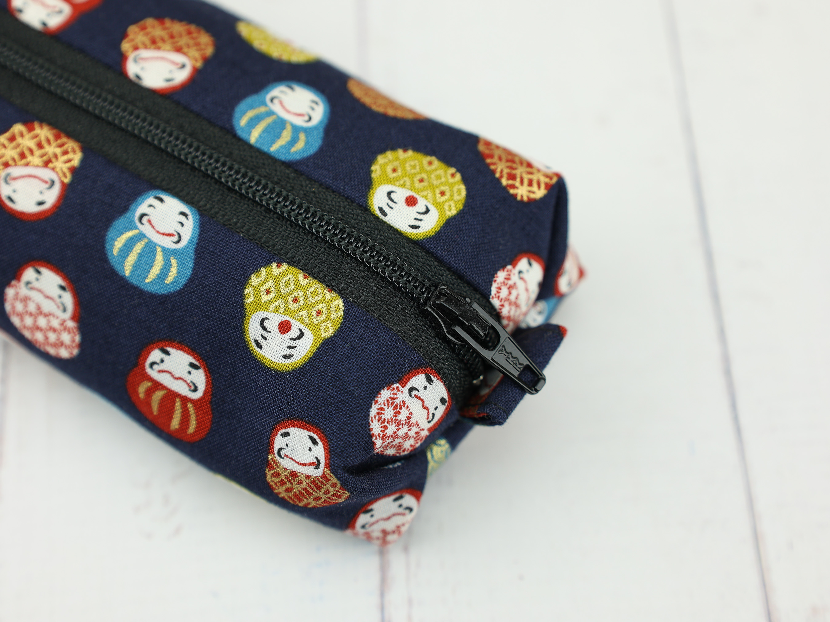 Daruma Zipper Pouch – Soft Flat Pencil Case with Japanese Lucky Charm Pattern, Cotton & Lined
