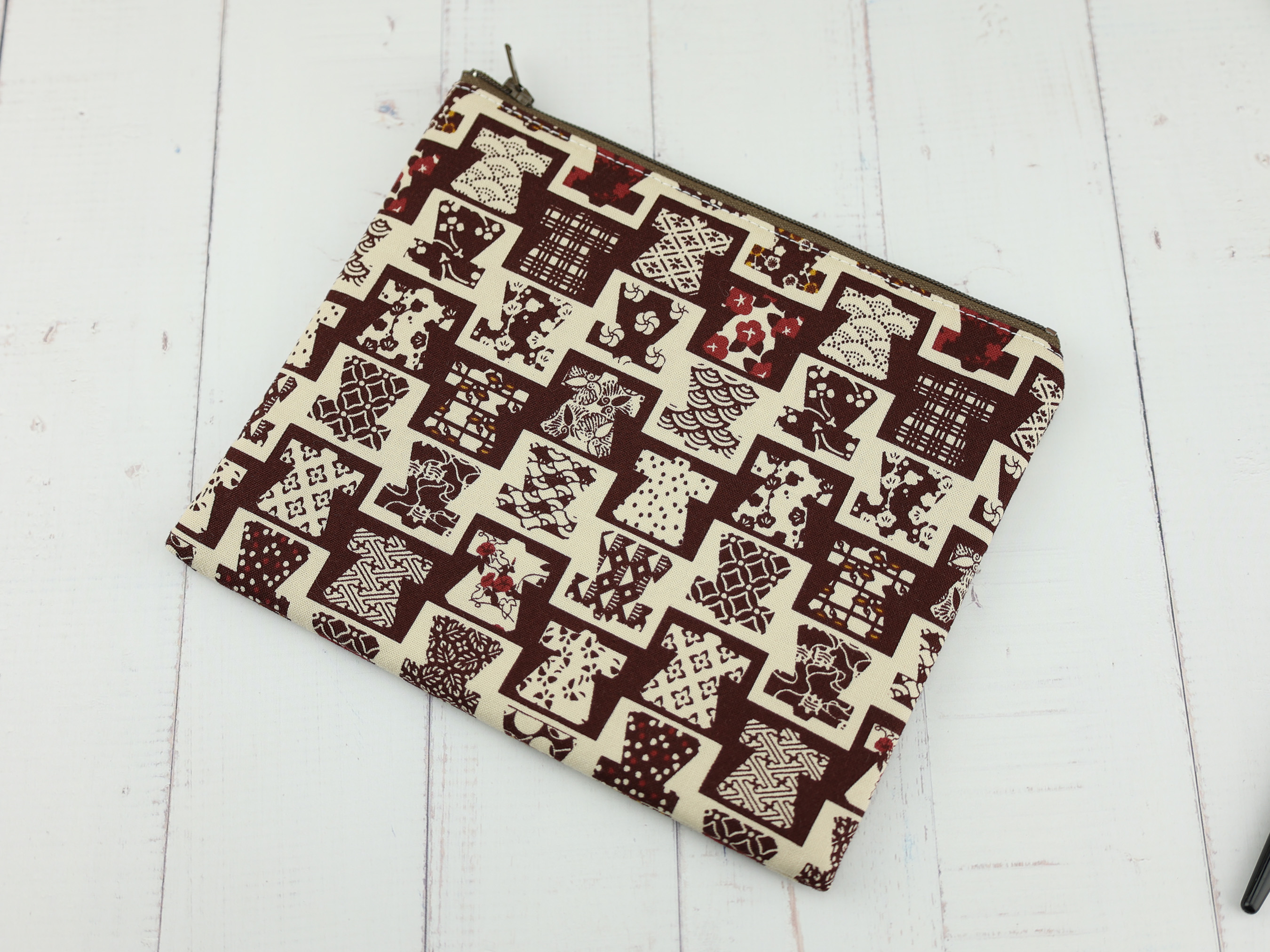 Kimono Pattern Pouch – Japanese Zipper Bag with Mini Kimonos and Classic Wagara Prints