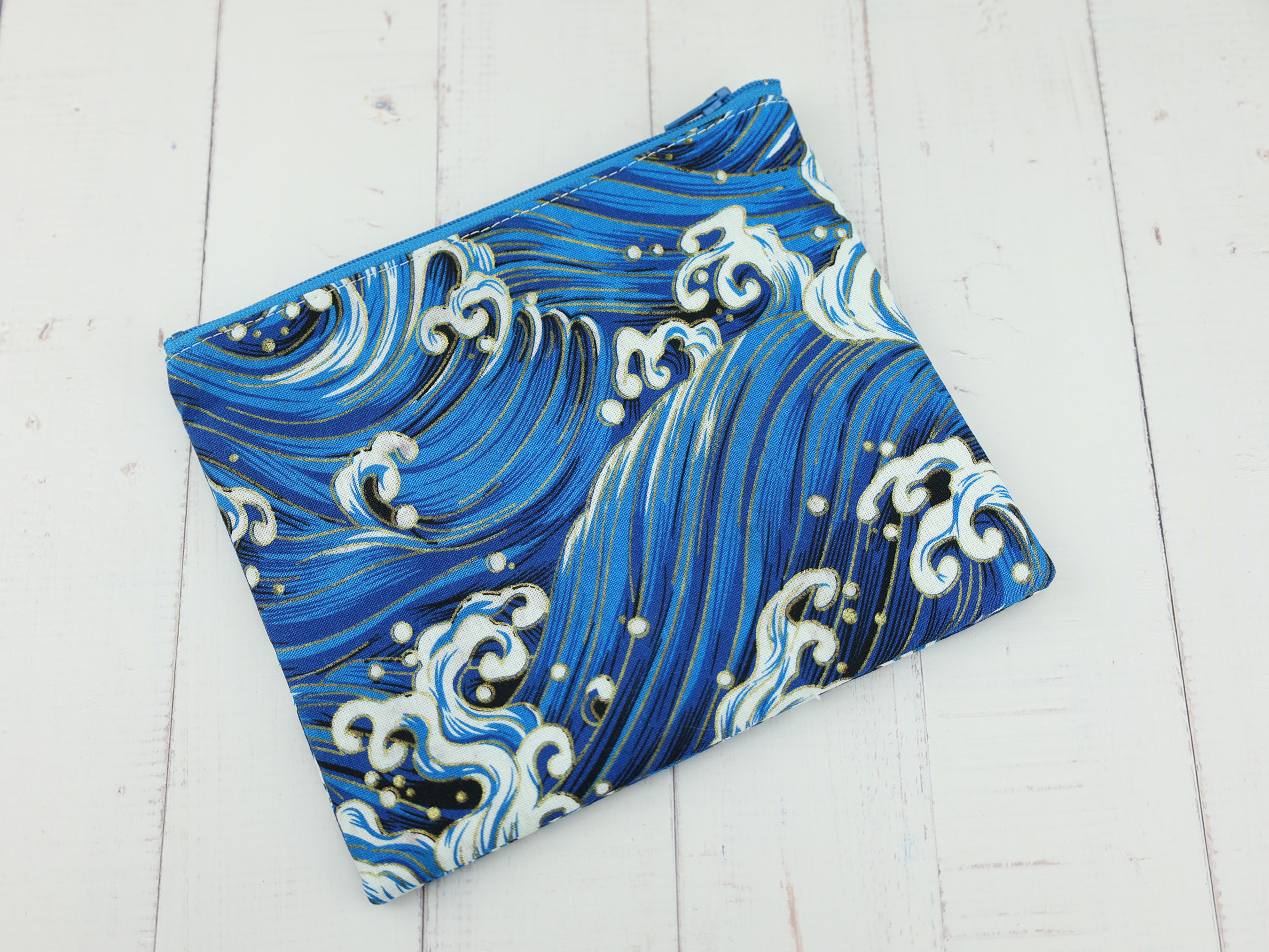 Blue Wave Japanese Pouch – Ocean-Inspired Zipper Bag with Seigaiha-Style Great Wave Pattern