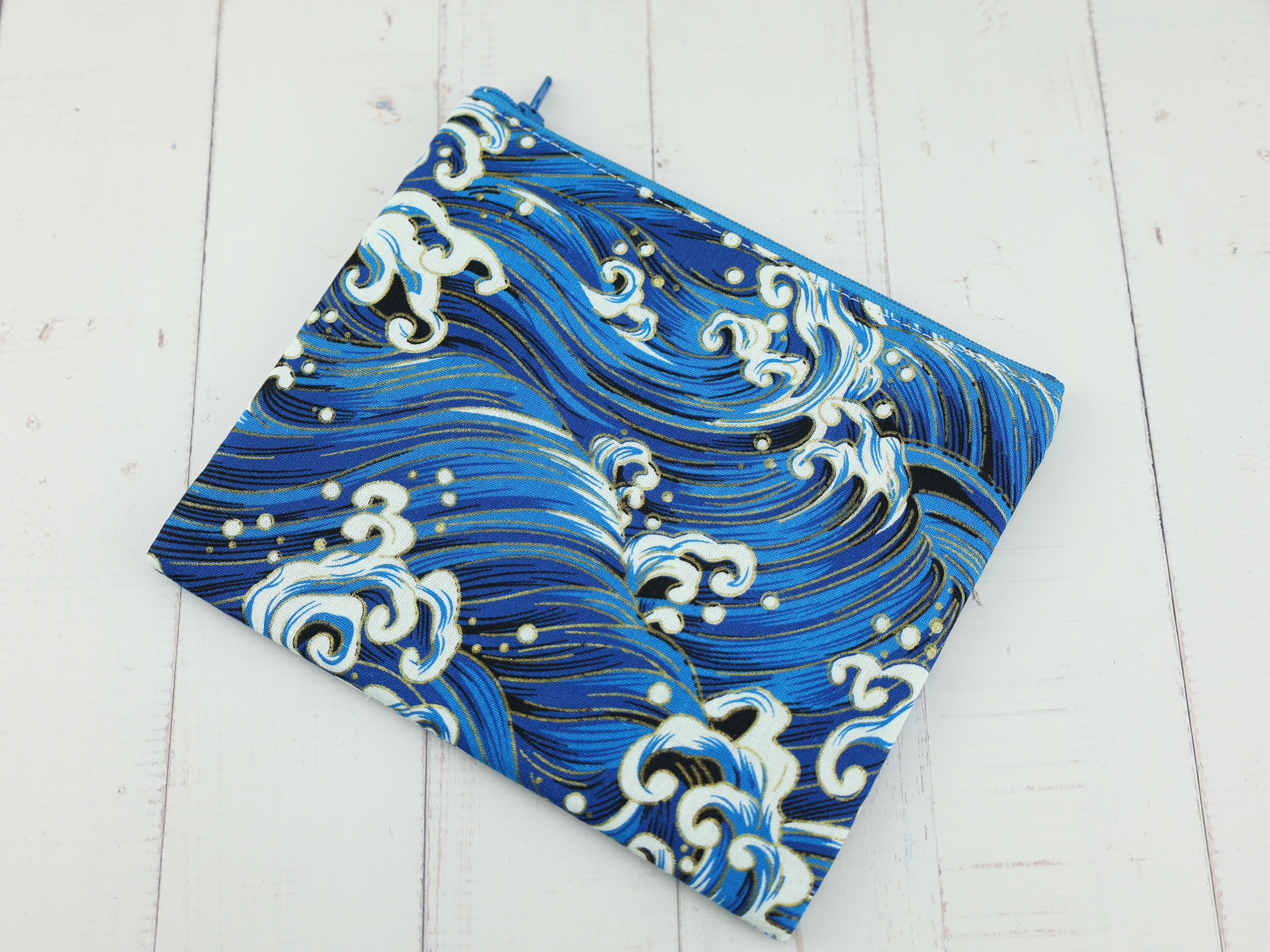 Blue Wave Japanese Pouch – Ocean-Inspired Zipper Bag with Seigaiha-Style Great Wave Pattern