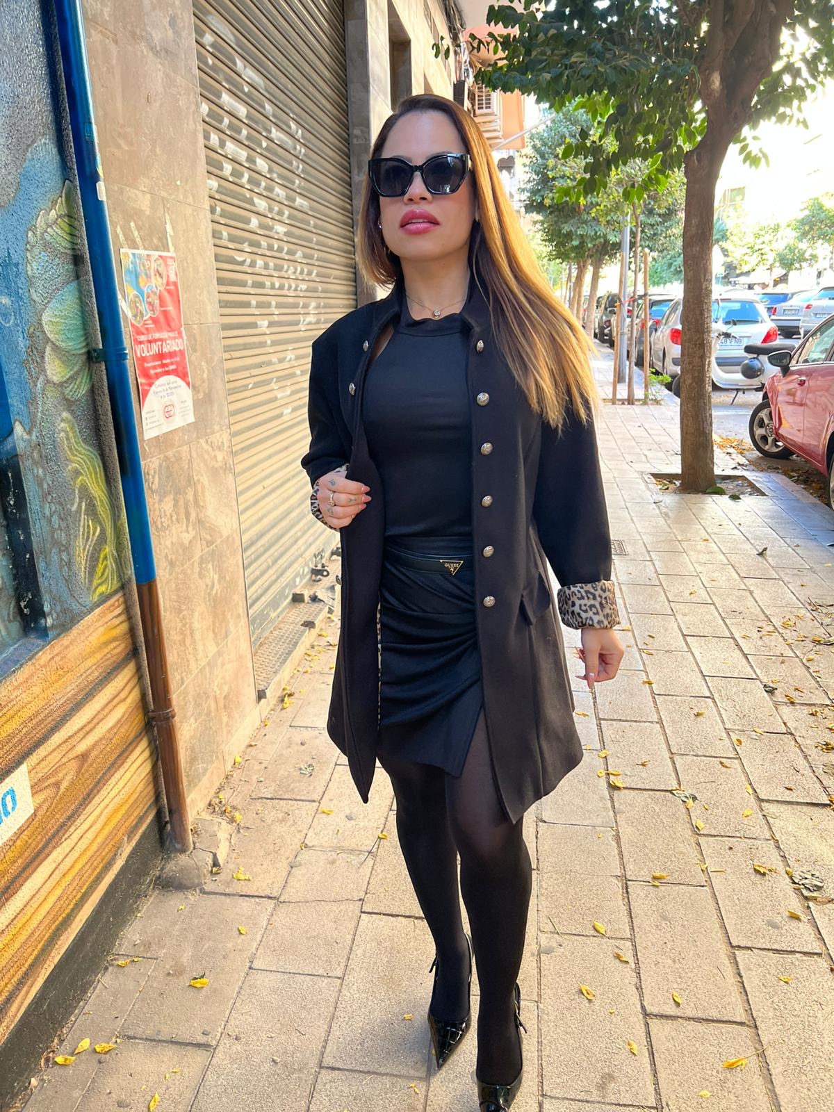 Abrigo elegante negro de mujer