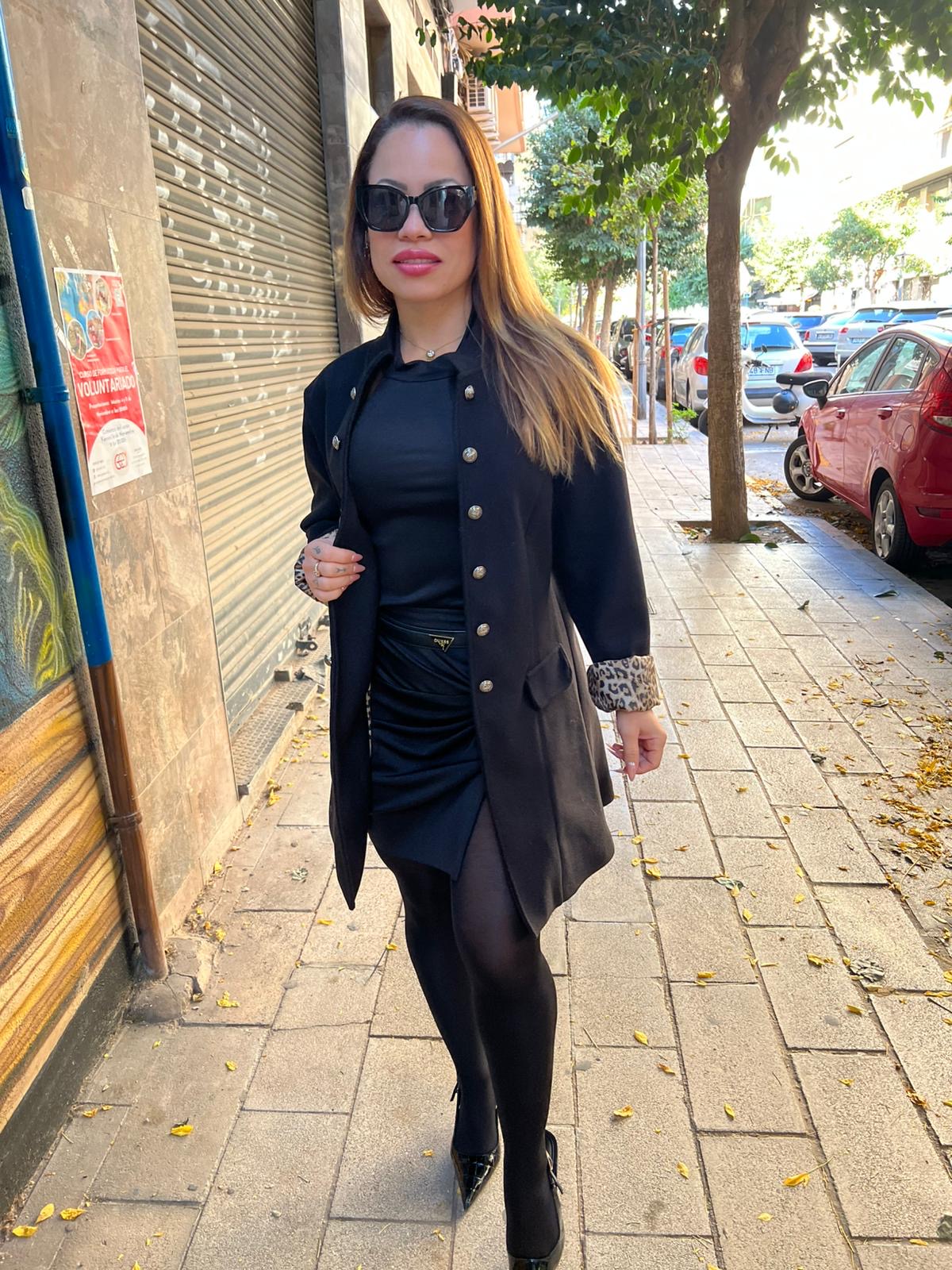 Abrigo elegante negro de mujer