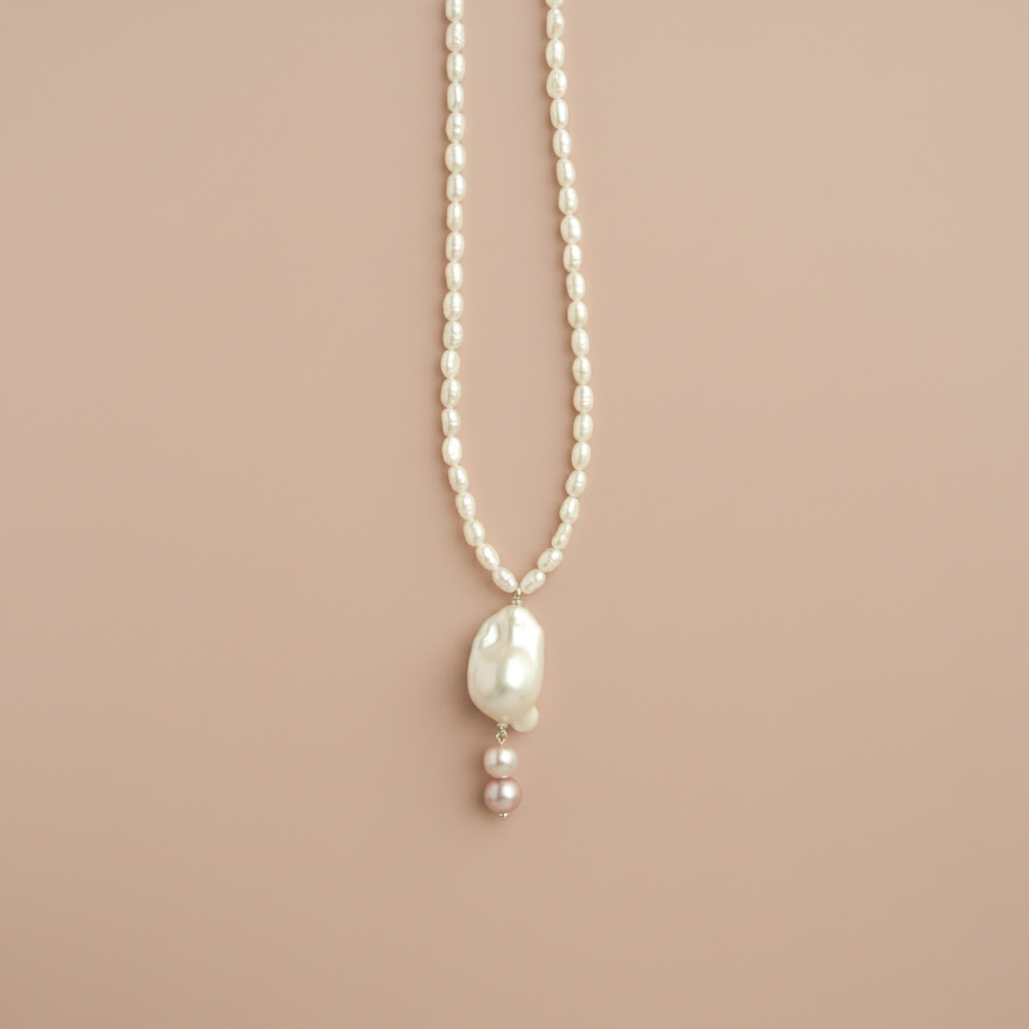 Elegant pearl necklace