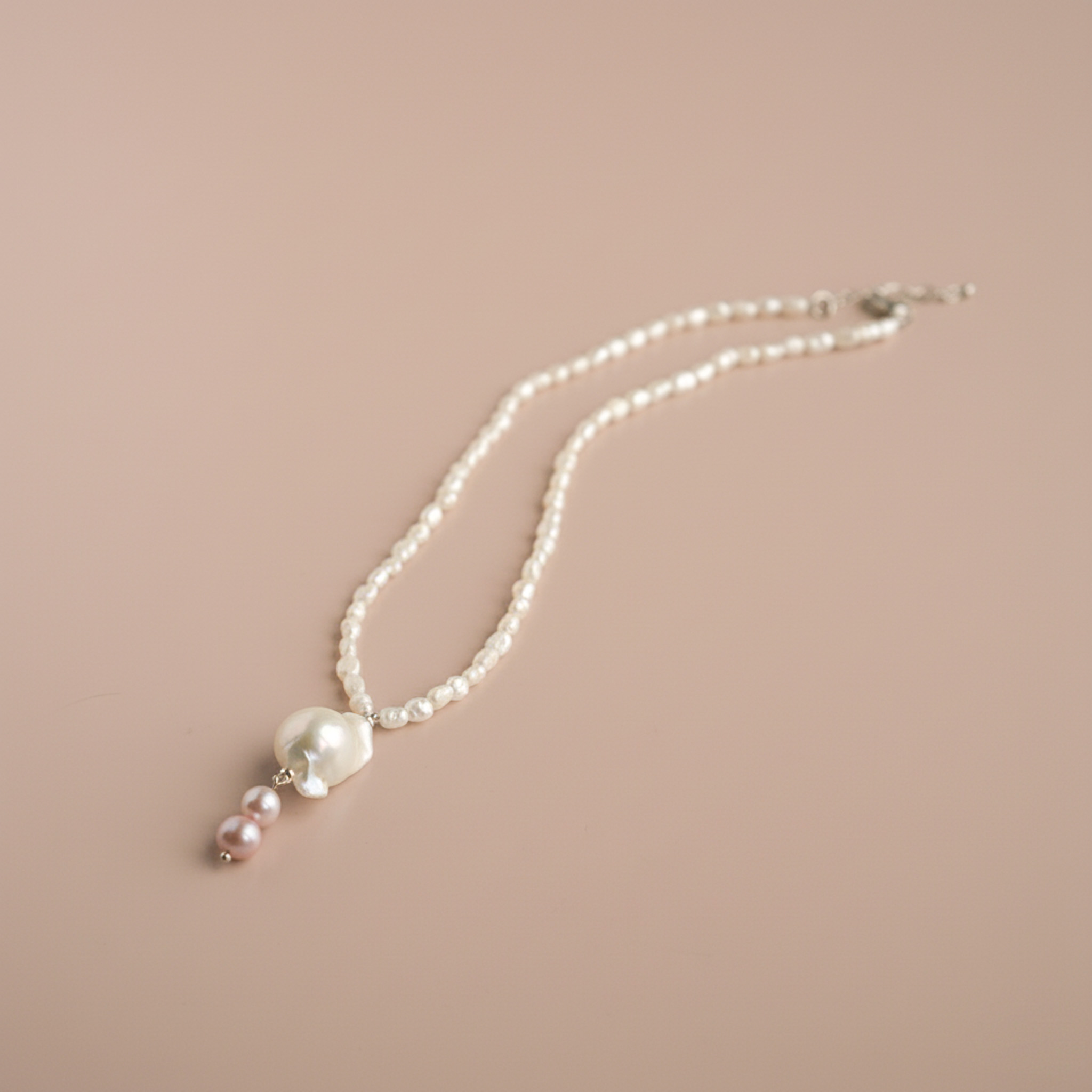 Elegant pearl necklace
