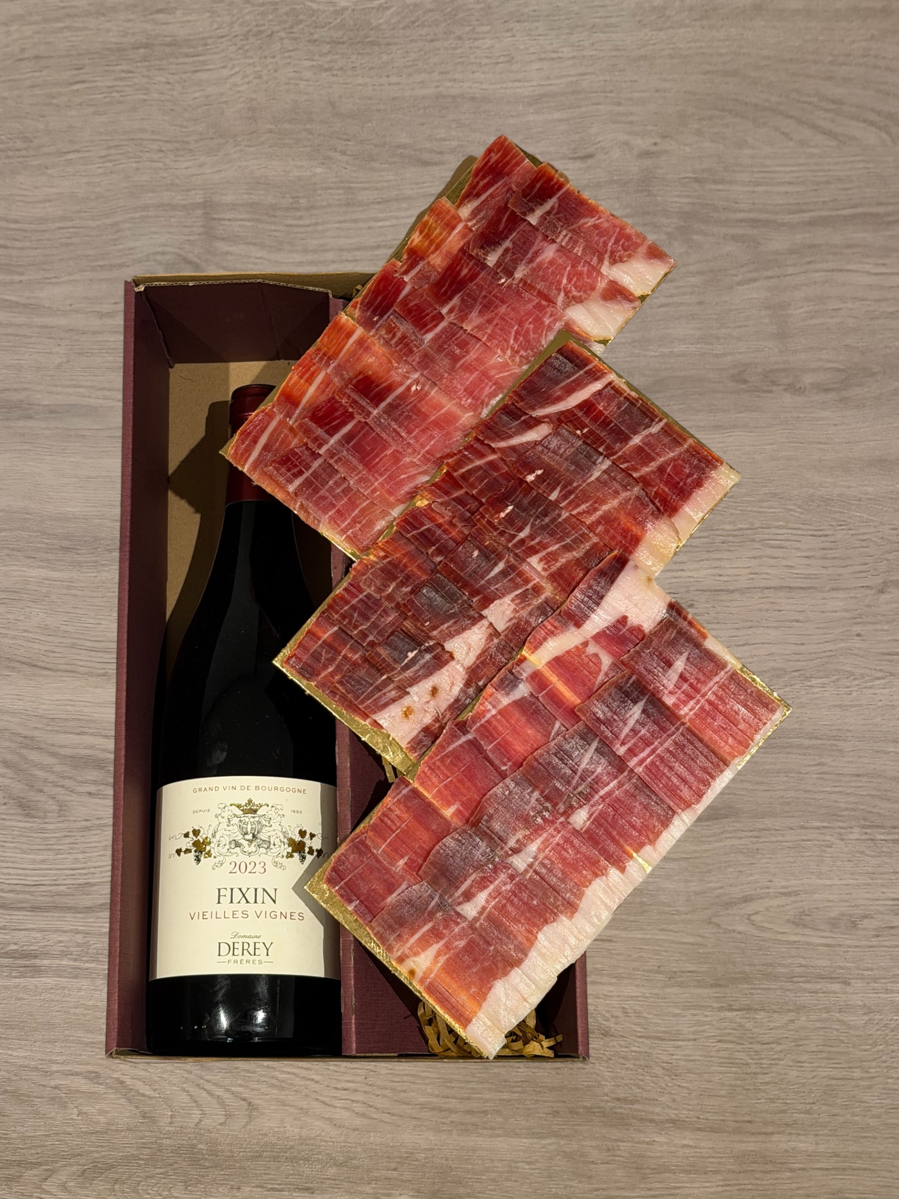 Coffret Prestige Trio de Jambons d’Exception & Vin – Découpe au Couteau