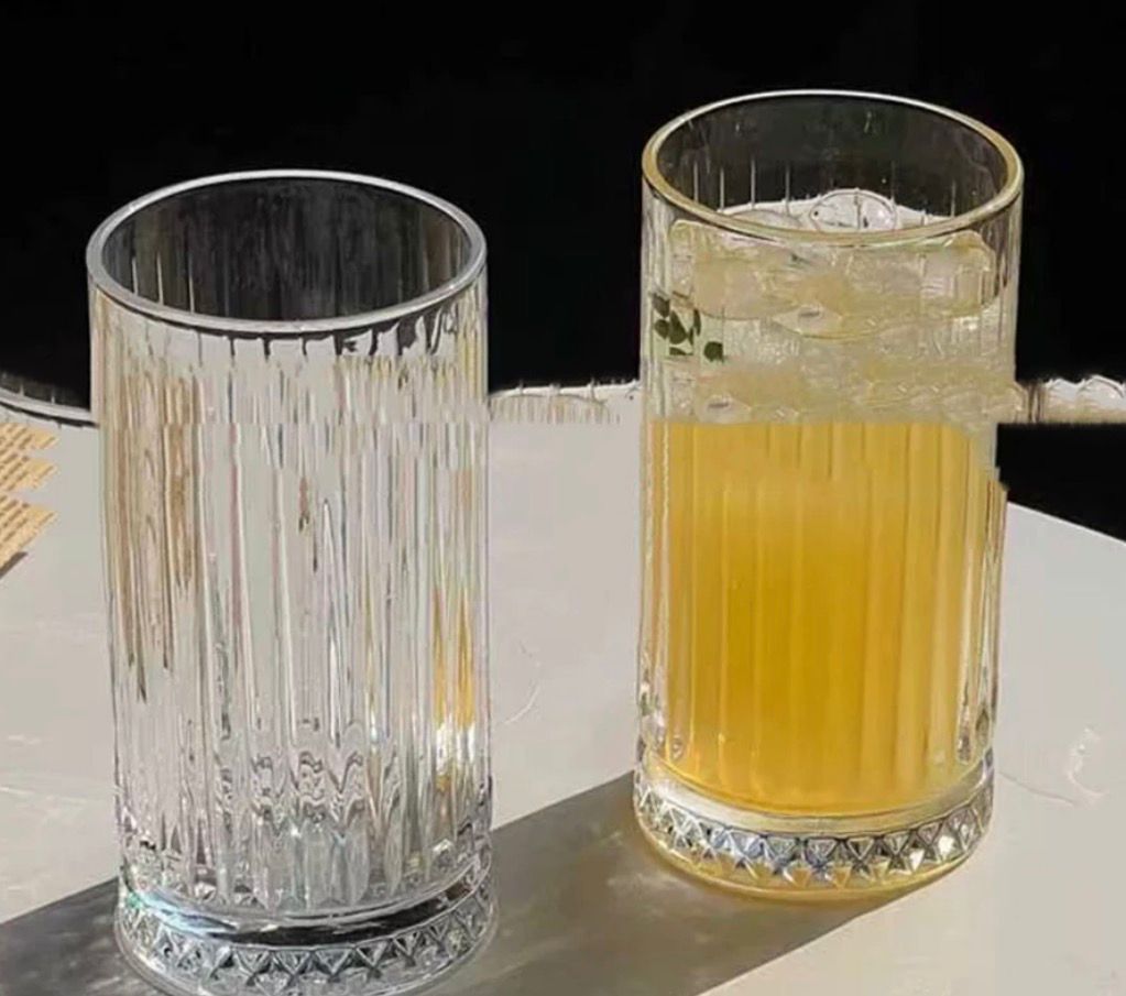 Copo de vidro transparente