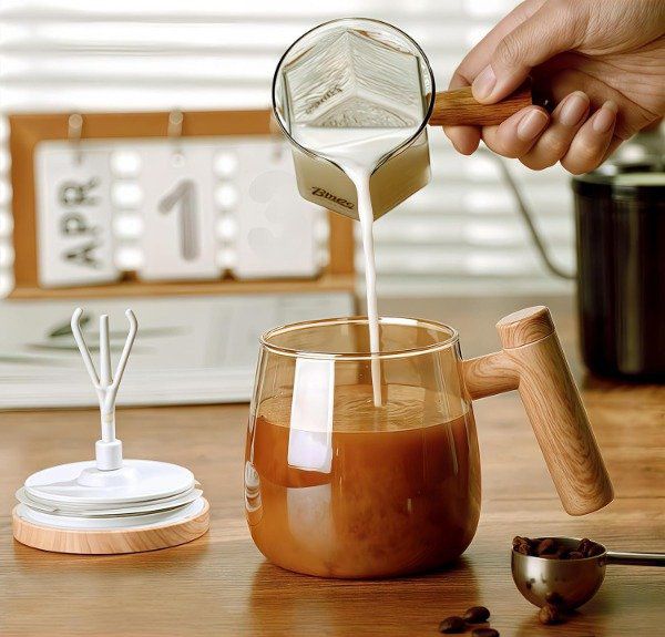 Cafeteira de vidro com tampa de madeira