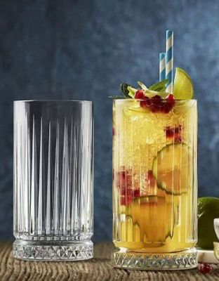 Copo de vidro transparente