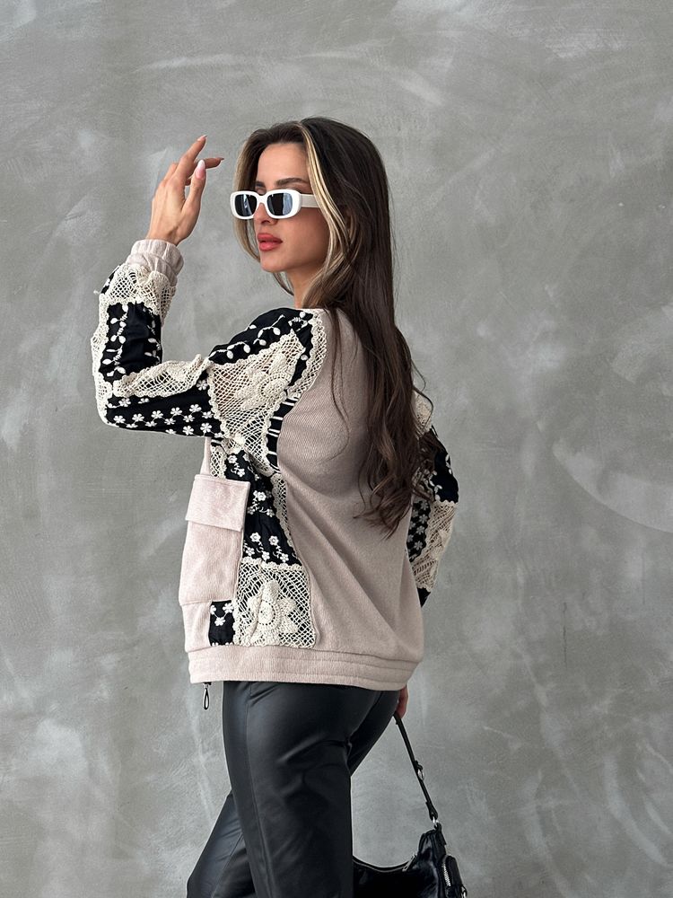 Veste en tricot avec manches en dentelle