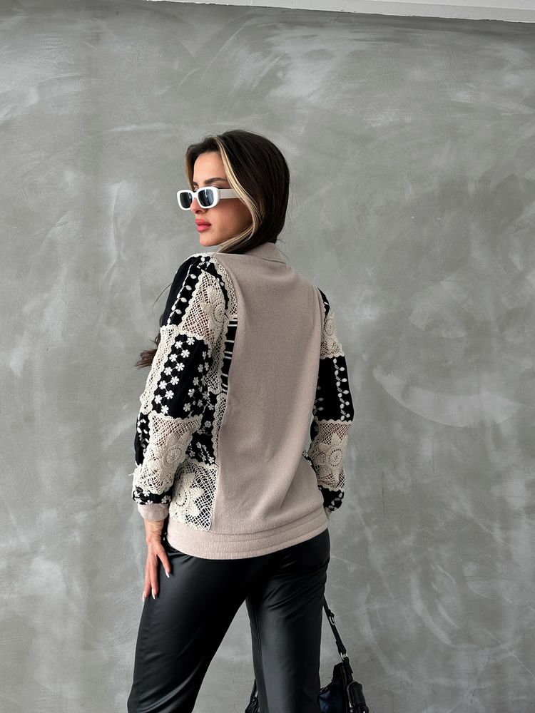 Veste en tricot avec manches en dentelle