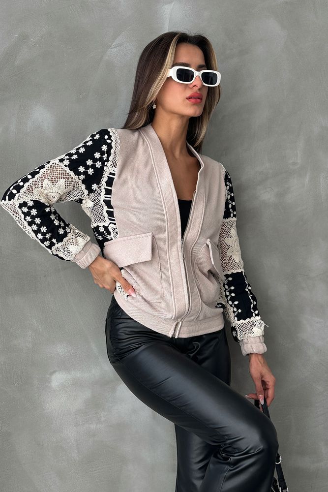 Veste en tricot avec manches en dentelle