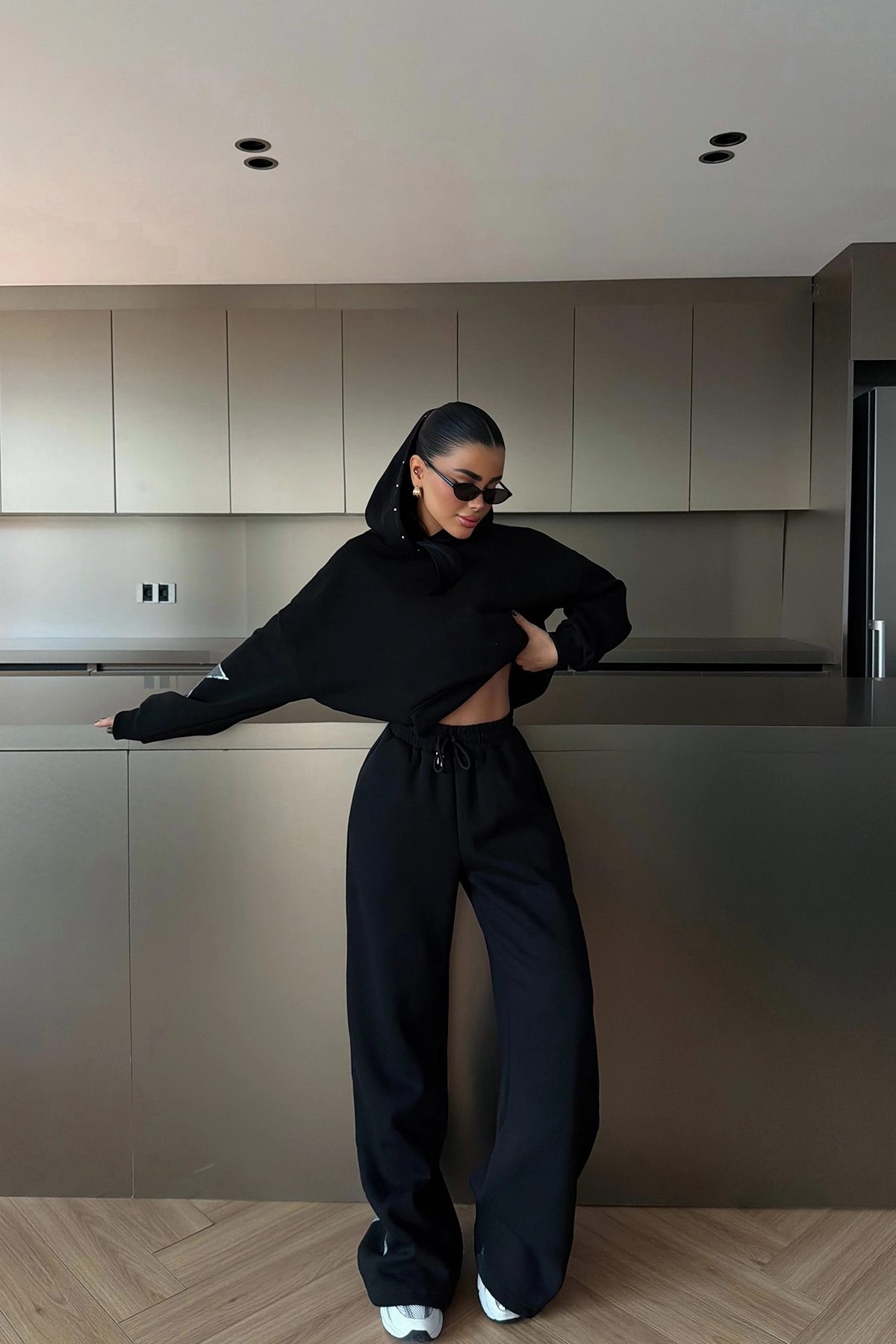 Ensemble noir avec étoiles argentées