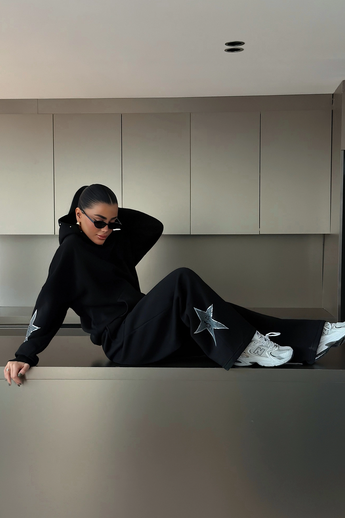 Ensemble noir avec étoiles argentées