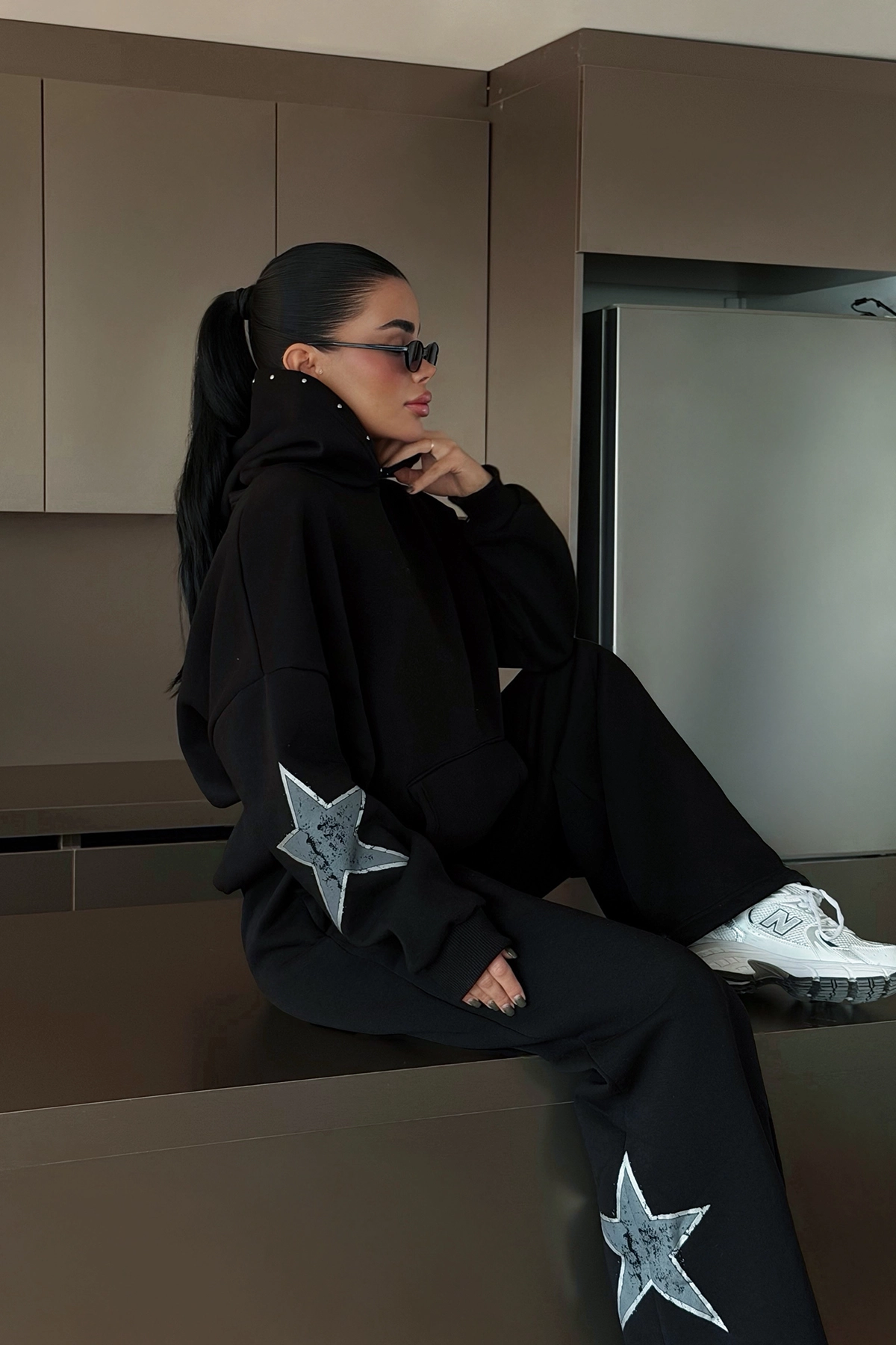 Ensemble noir avec étoiles argentées