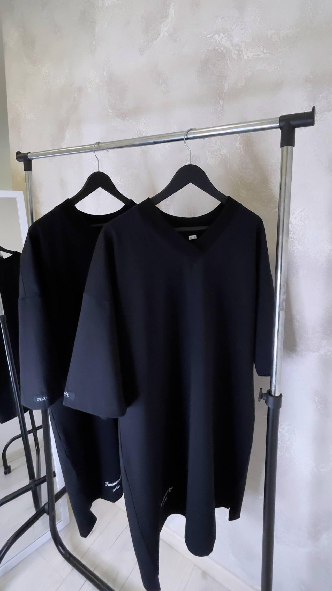 FEMININE by ESKE OVERSIZED JERSEY SUKNELĖ