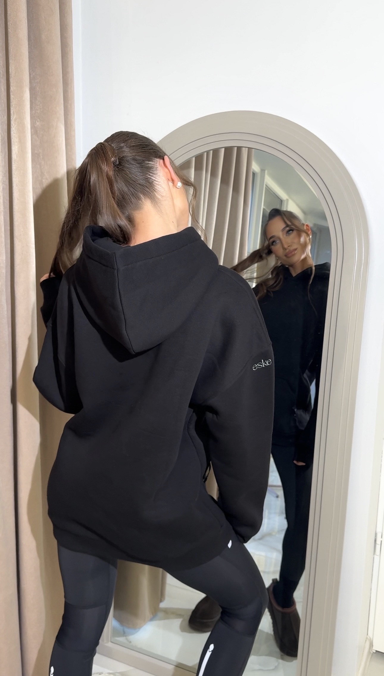 Unisex juodas džemperis su gobtuvu