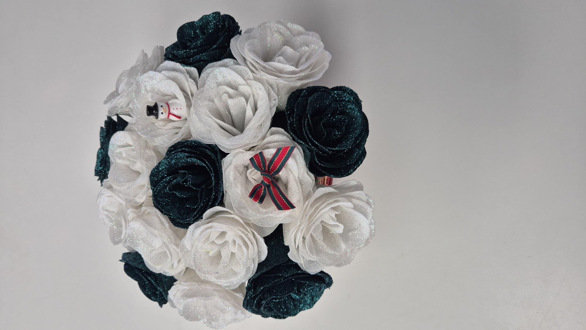 Bouquet noël de 17 rose; mélange de vert et de blanc pailleté  