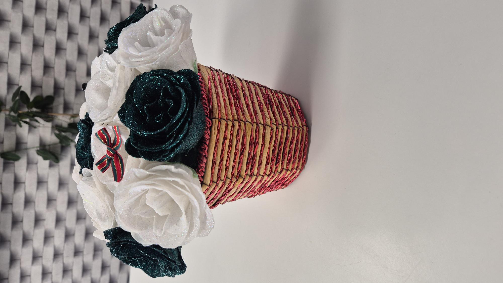 Bouquet noël de 17 rose; mélange de vert et de blanc pailleté