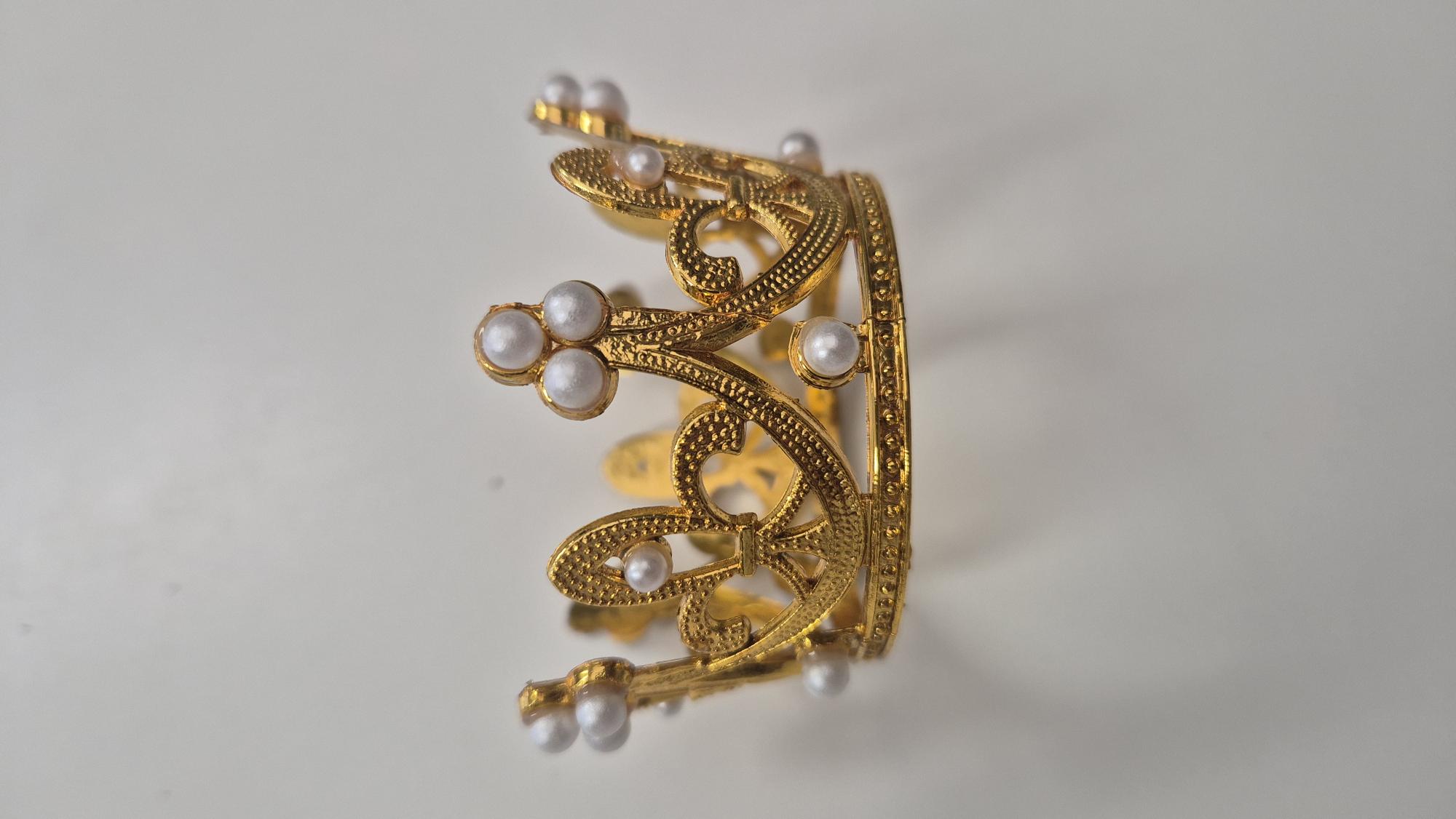 couronne couleur or avec pèle