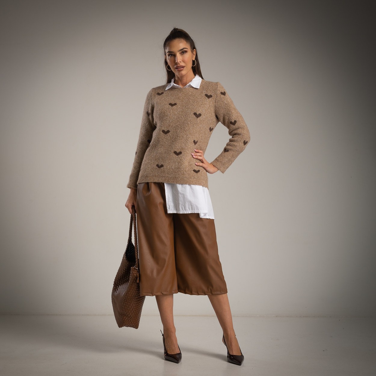 Blusa bege com corações