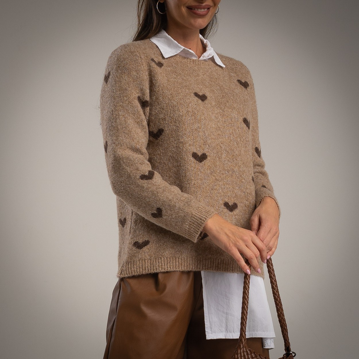 Blusa bege com corações