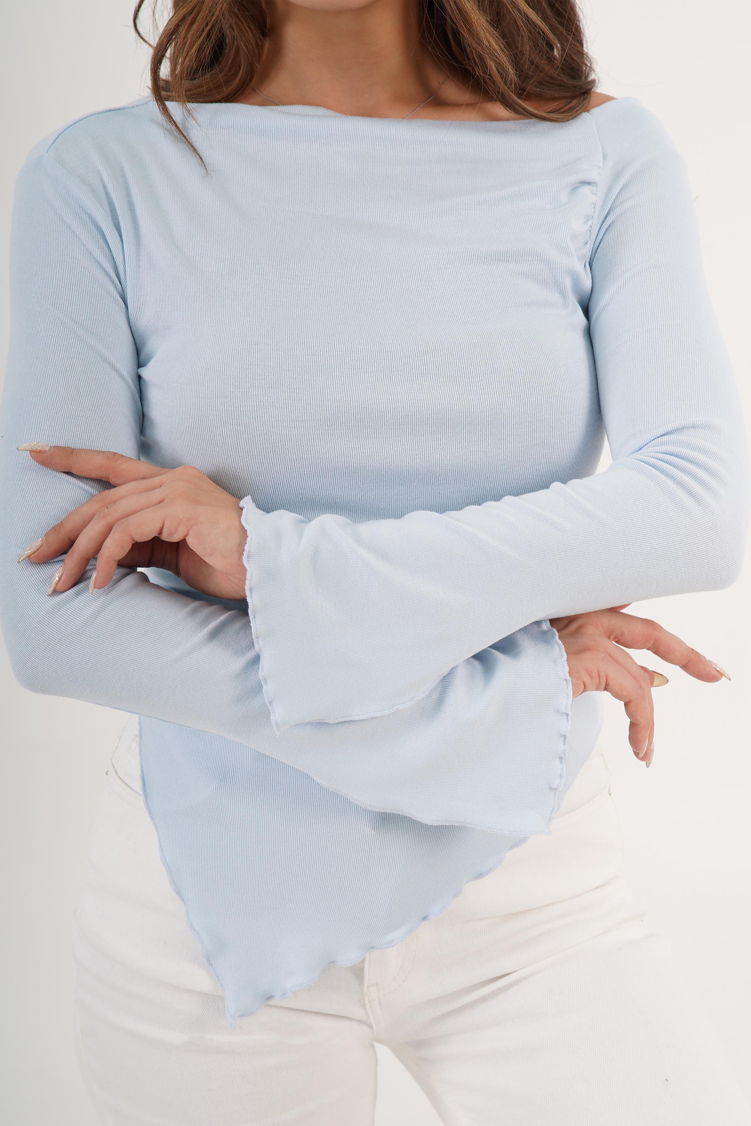 Blusa assimétrica azul claro de manga comprida