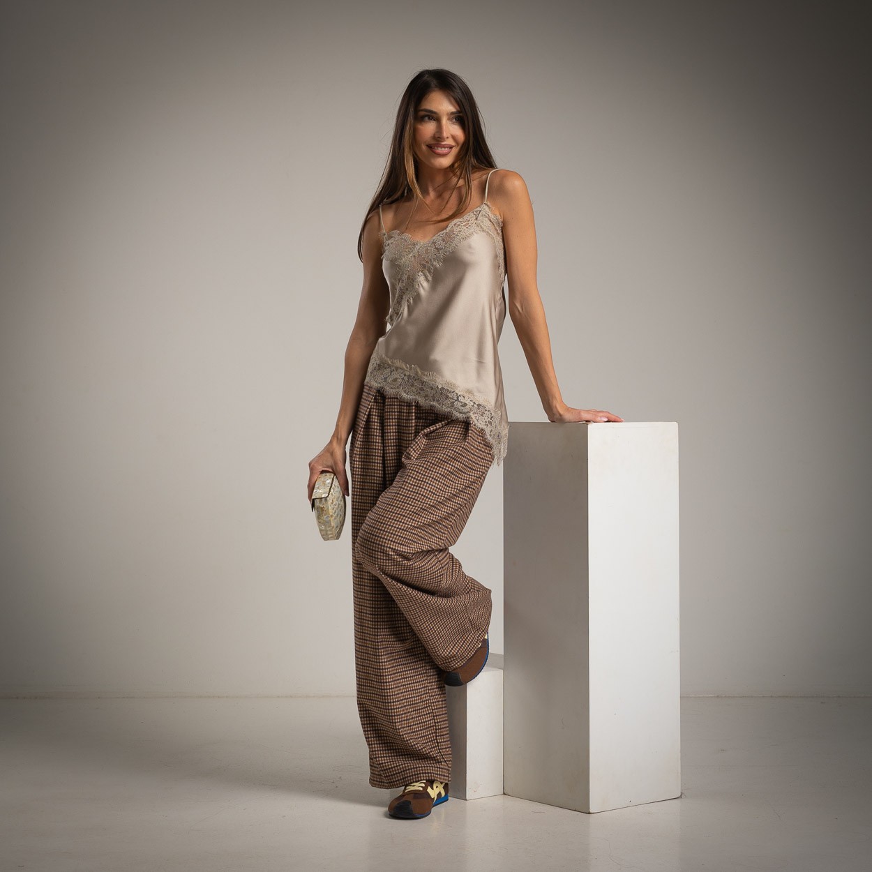 Blusa de cetim com renda