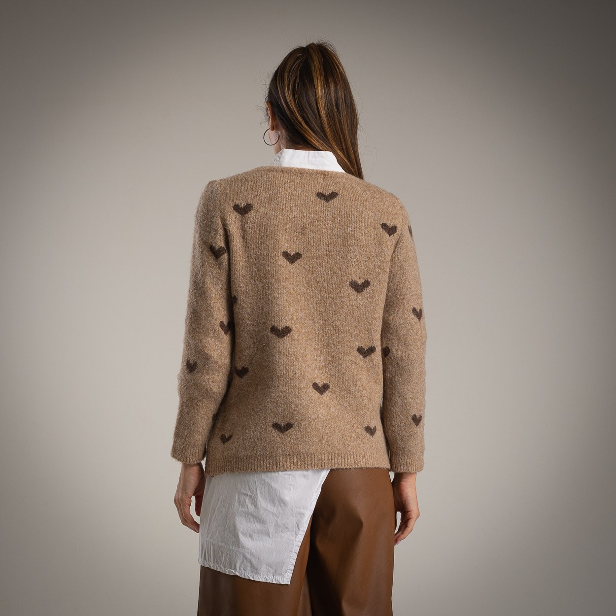 Blusa bege com corações