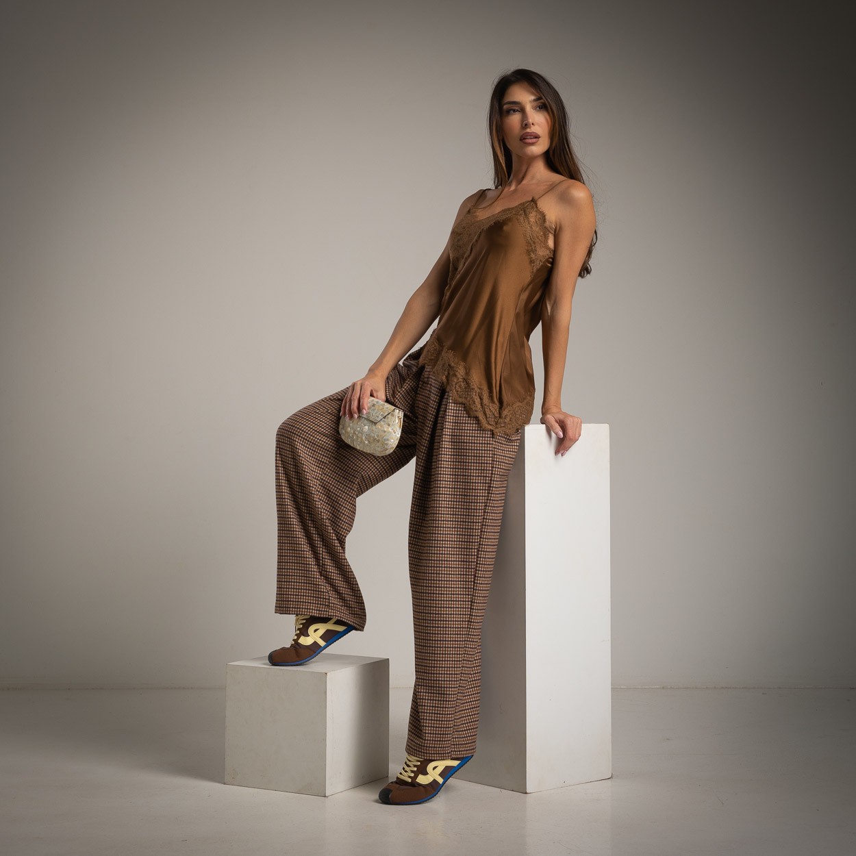 Top de cetim castanho